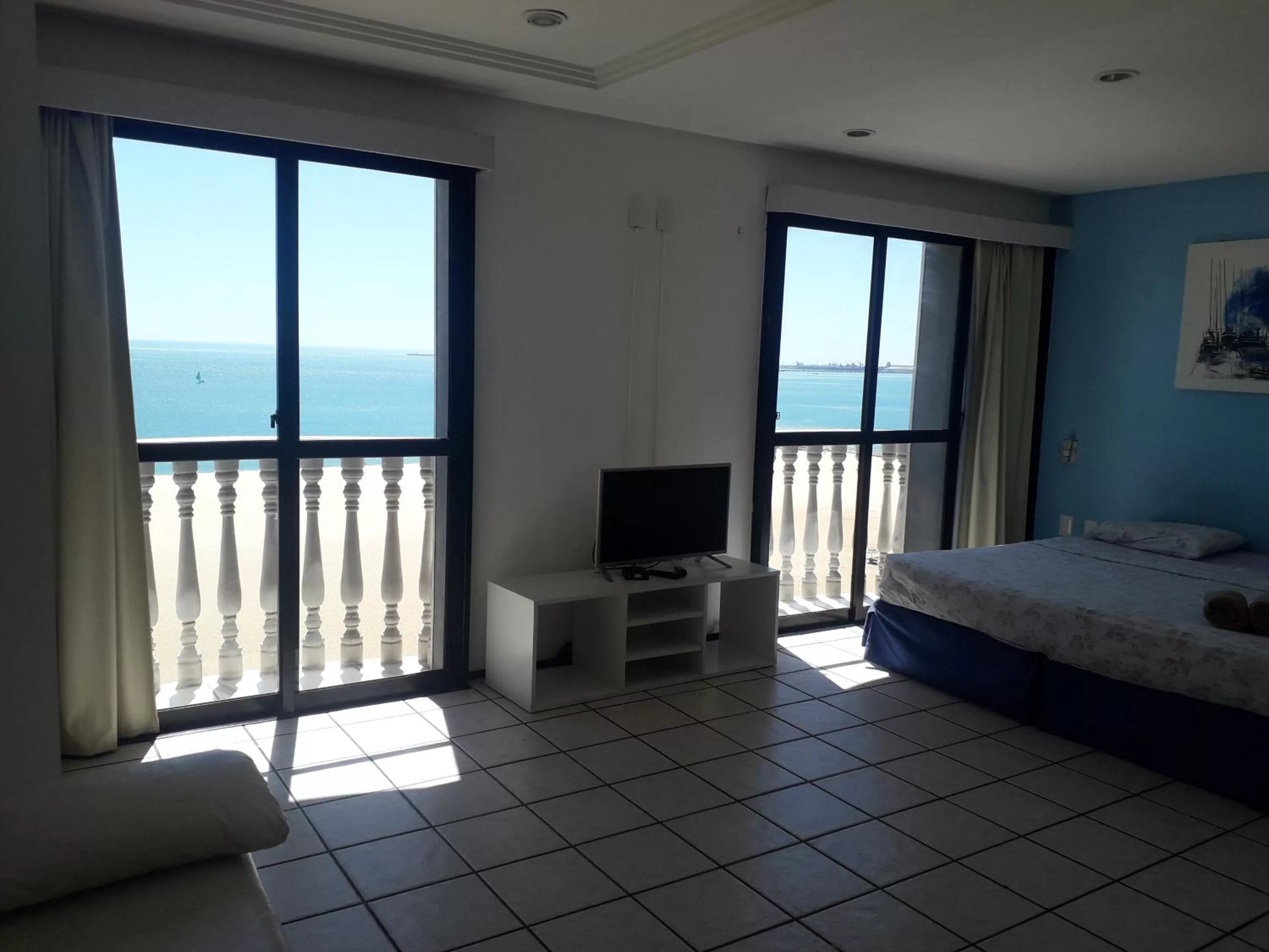 TV/Entertainment Center in Classic Residence Beira Mar