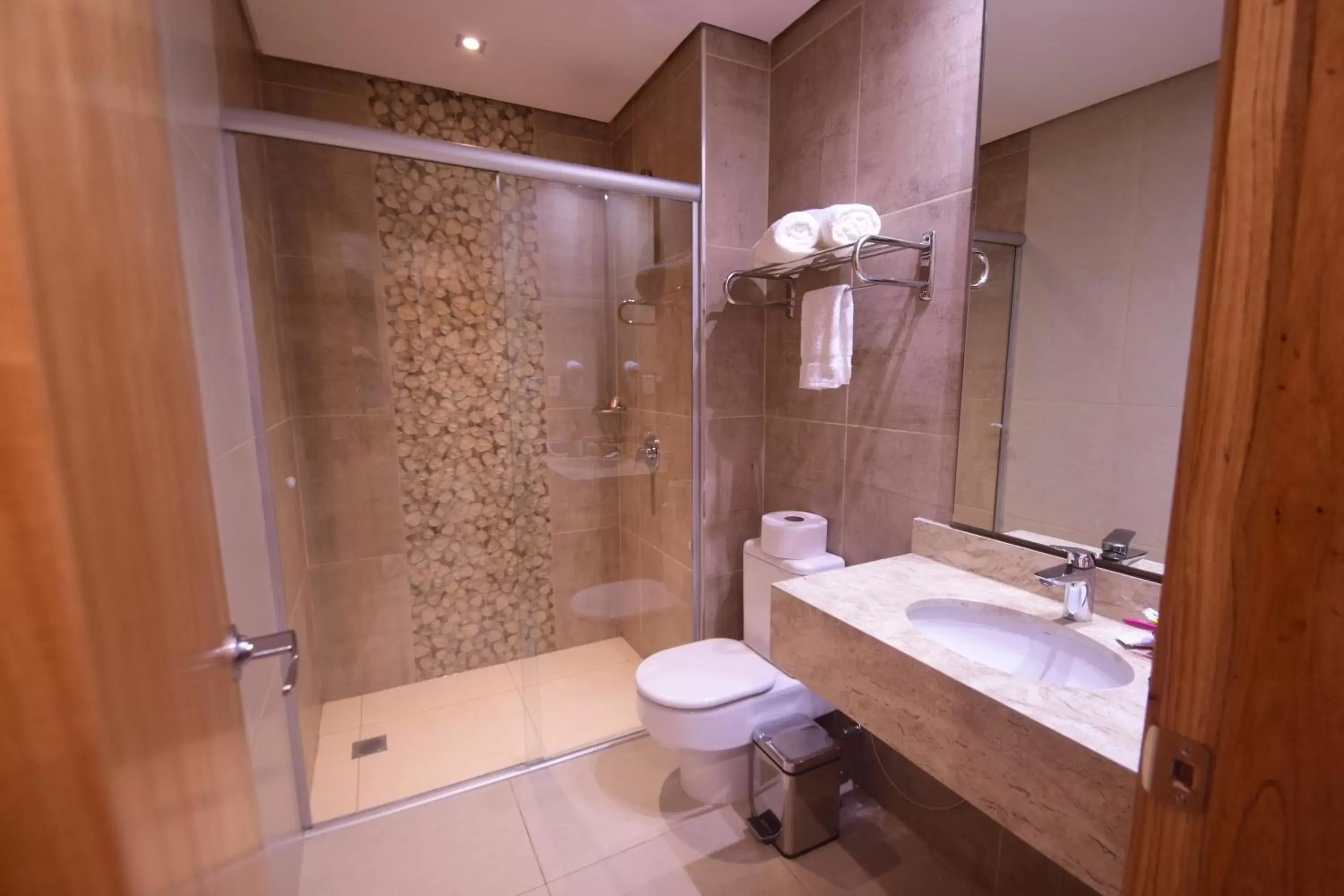 Standard Quadruple Room in Hotel Le Pelican Standard Quadruple Room in Hotel Le Pelican