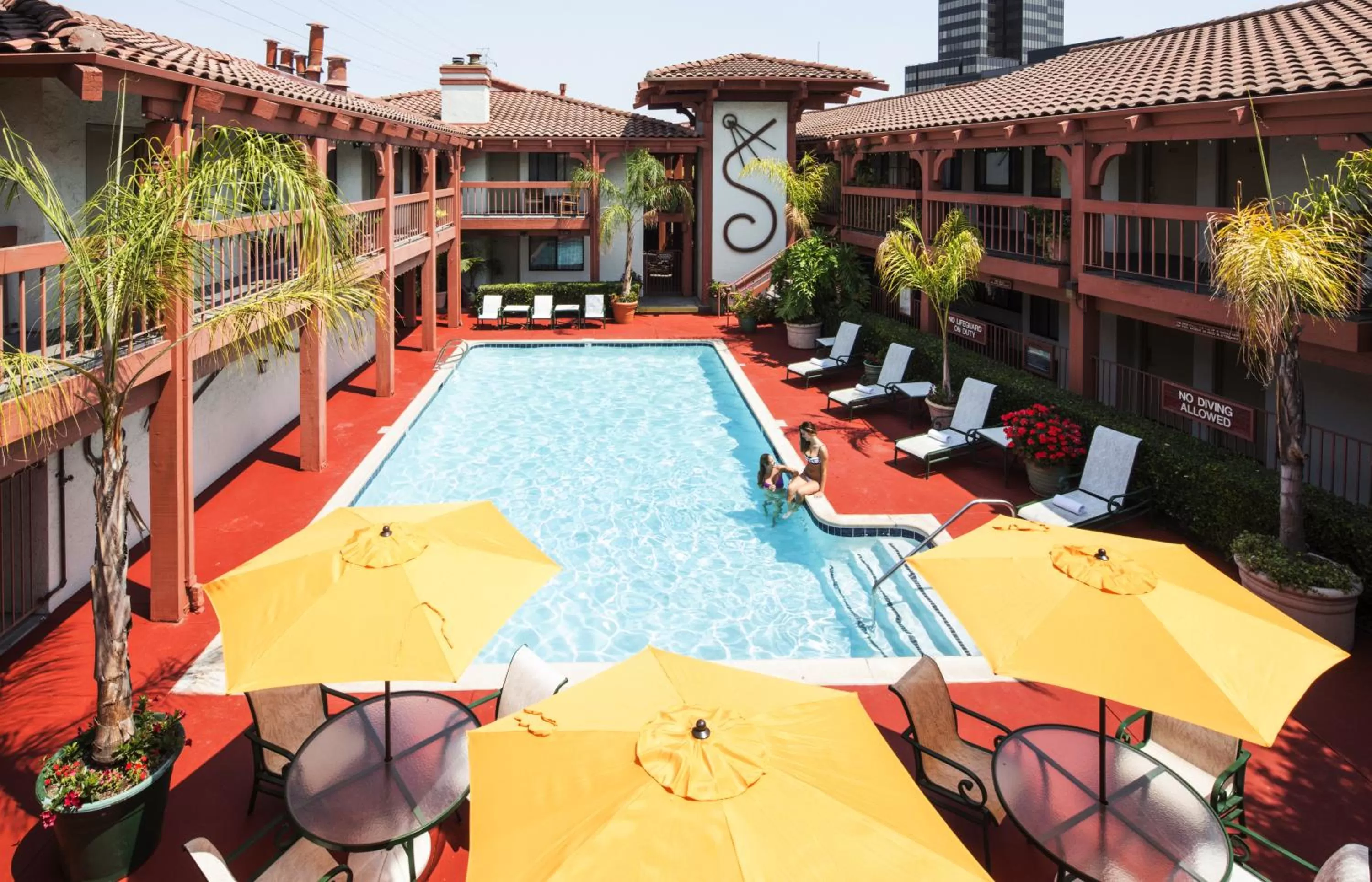 Swimming pool in Campbell Inn Hotel