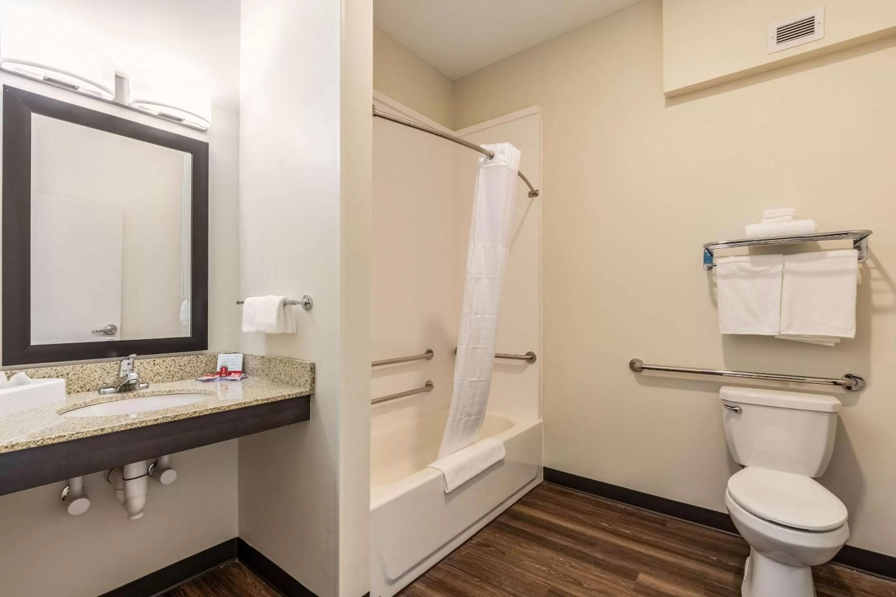 Bathroom in Econo Lodge Dayton North