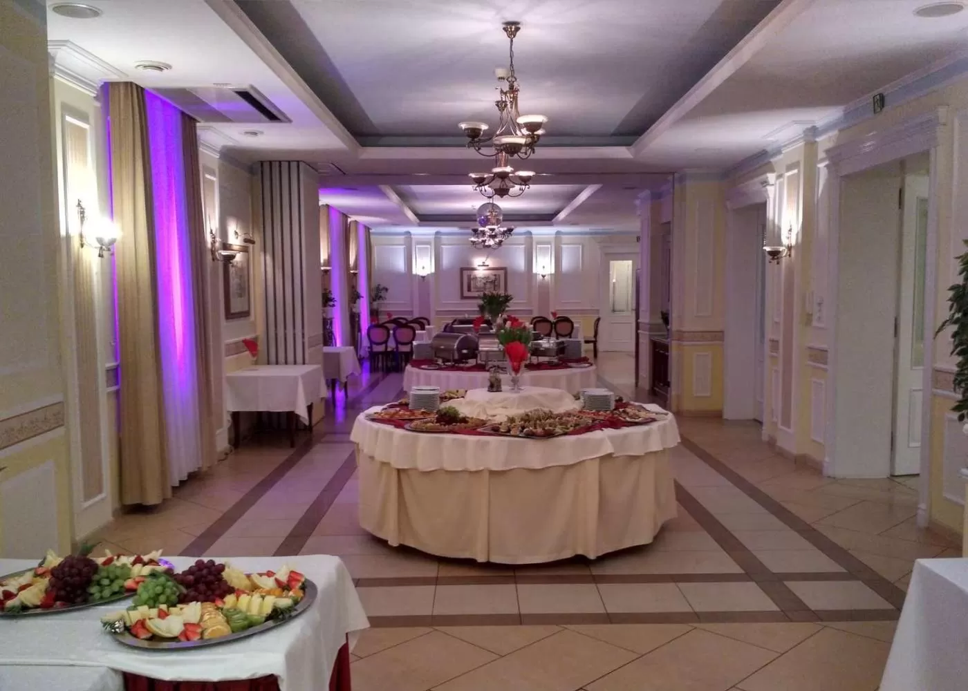 Restaurant/places to eat in Villa Royal