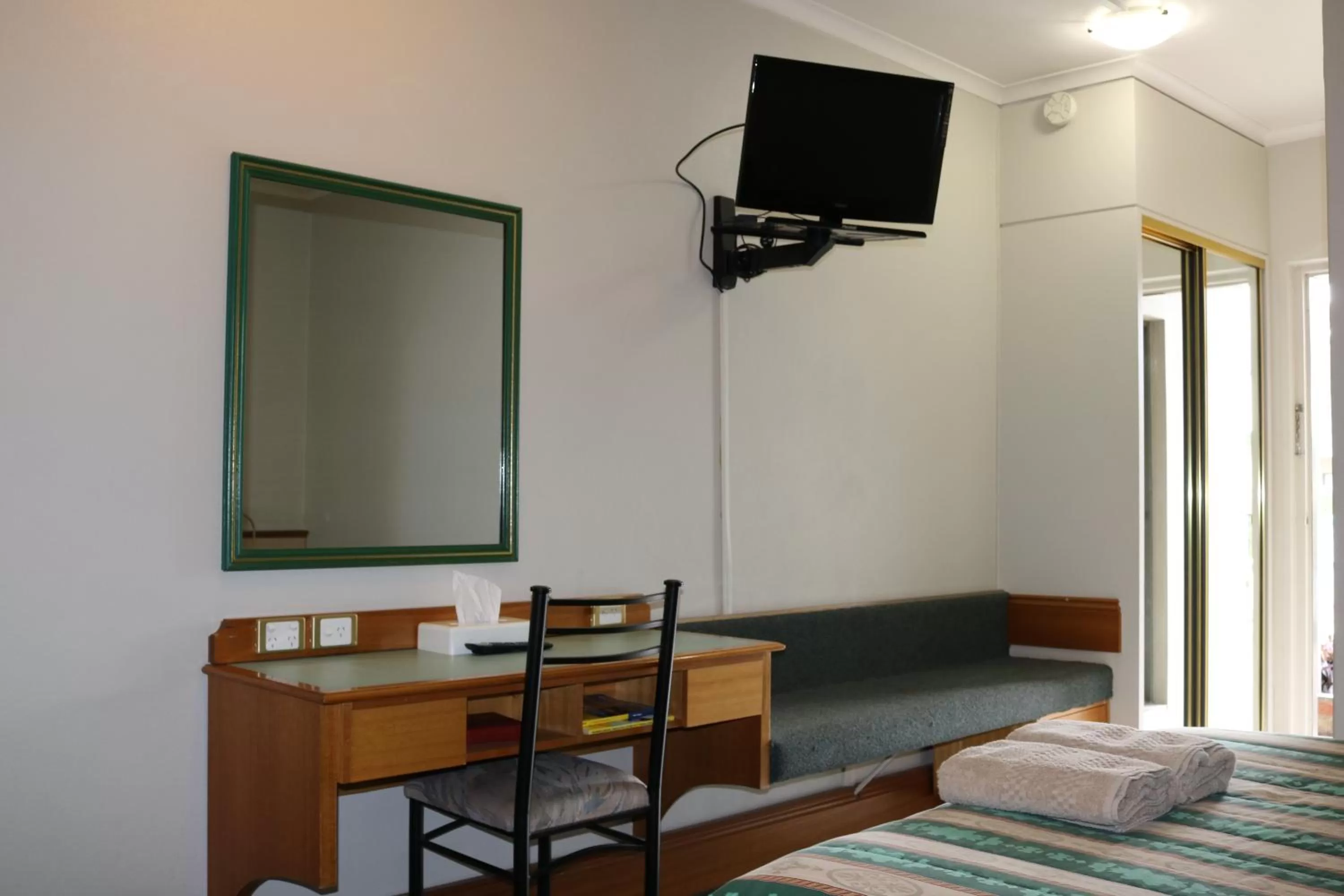 Photo of the whole room in Hermitage Motel