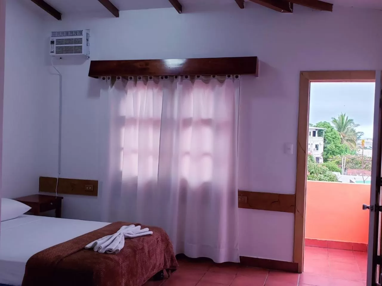 Photo of the whole room, Bed in Hotel Crossman