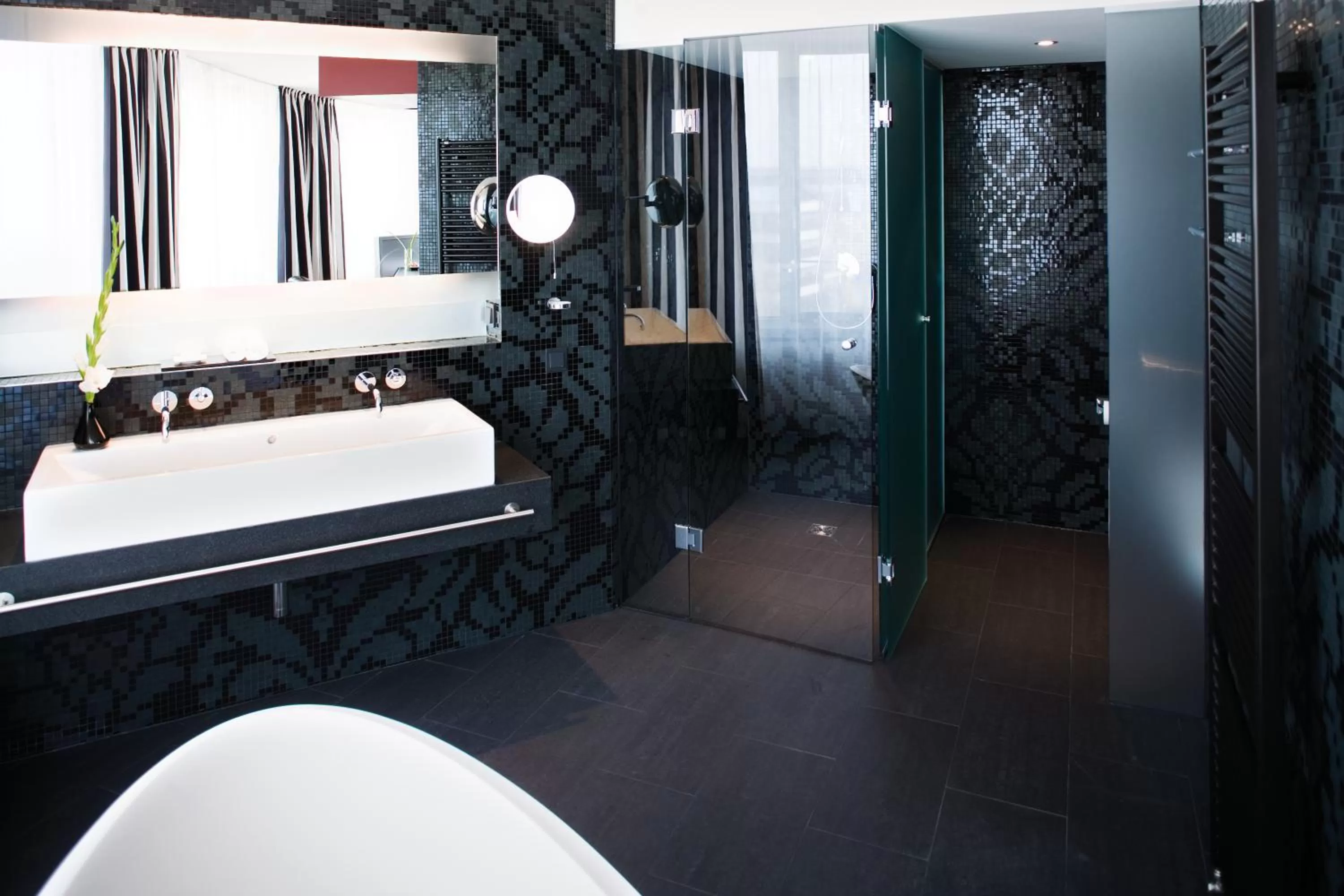 Bathroom, Bed in Mövenpick Hotel Stuttgart Airport