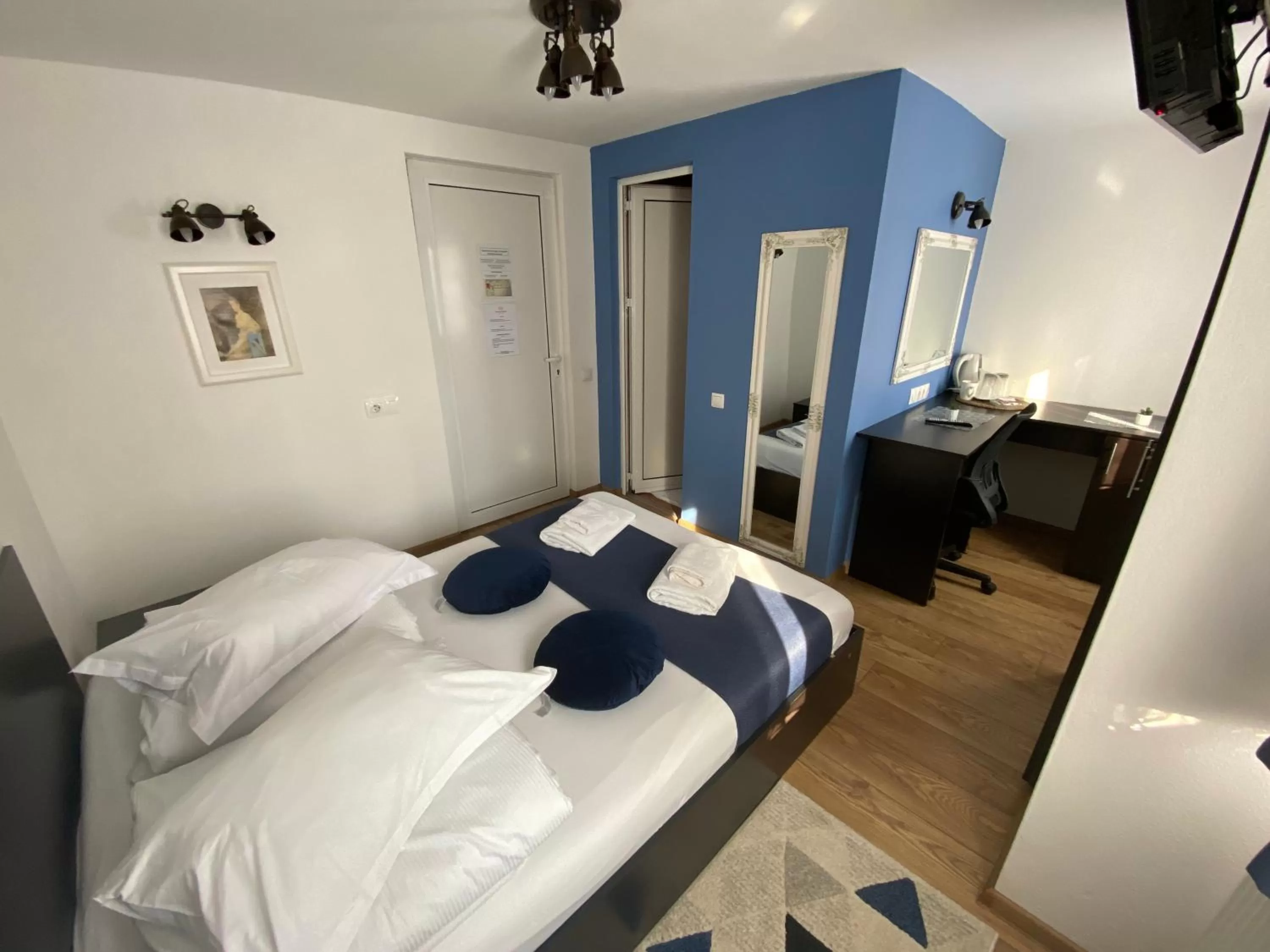 Bed in Pensiunea Pictorilor