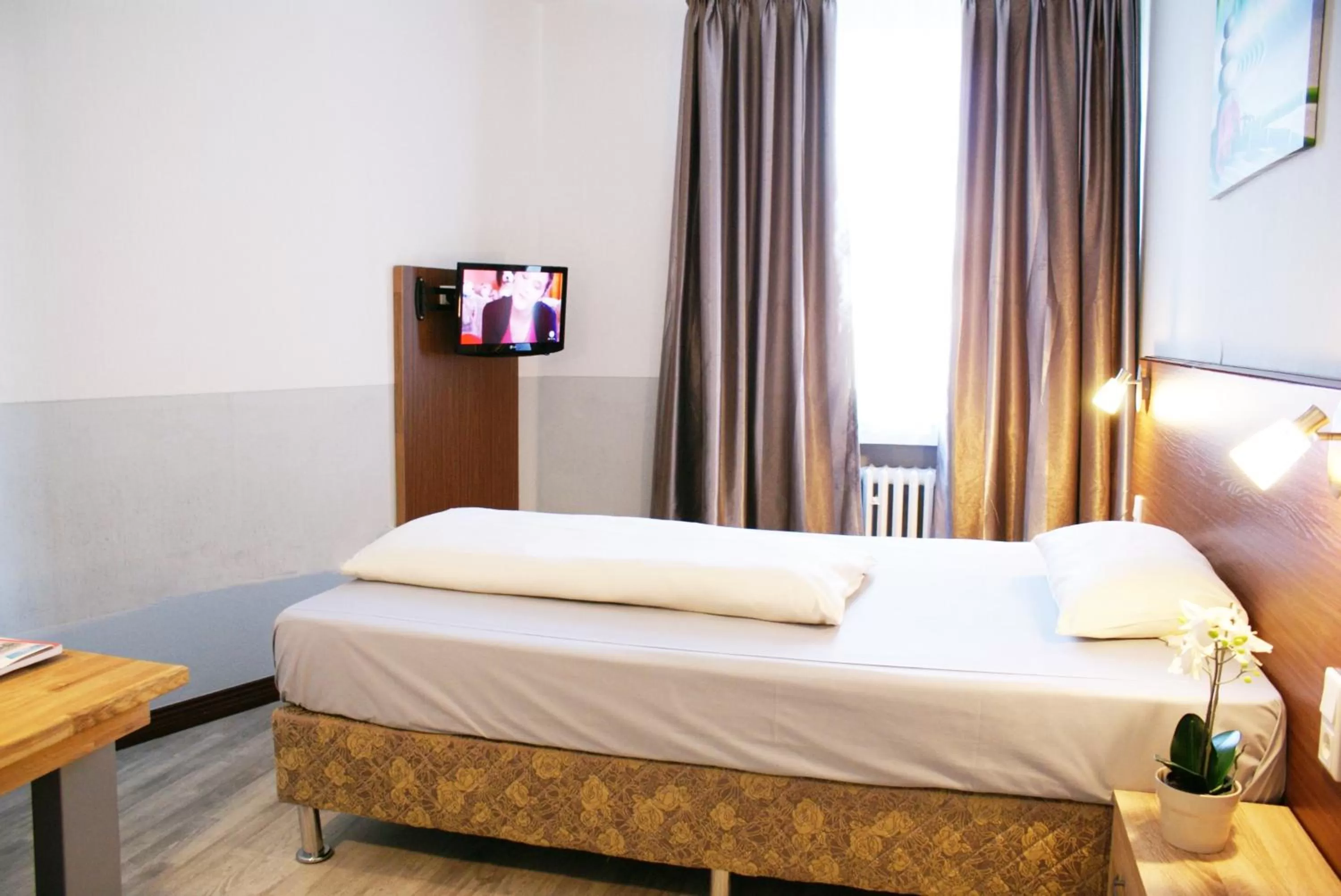 Photo of the whole room, Bed in Bahn-Hotel