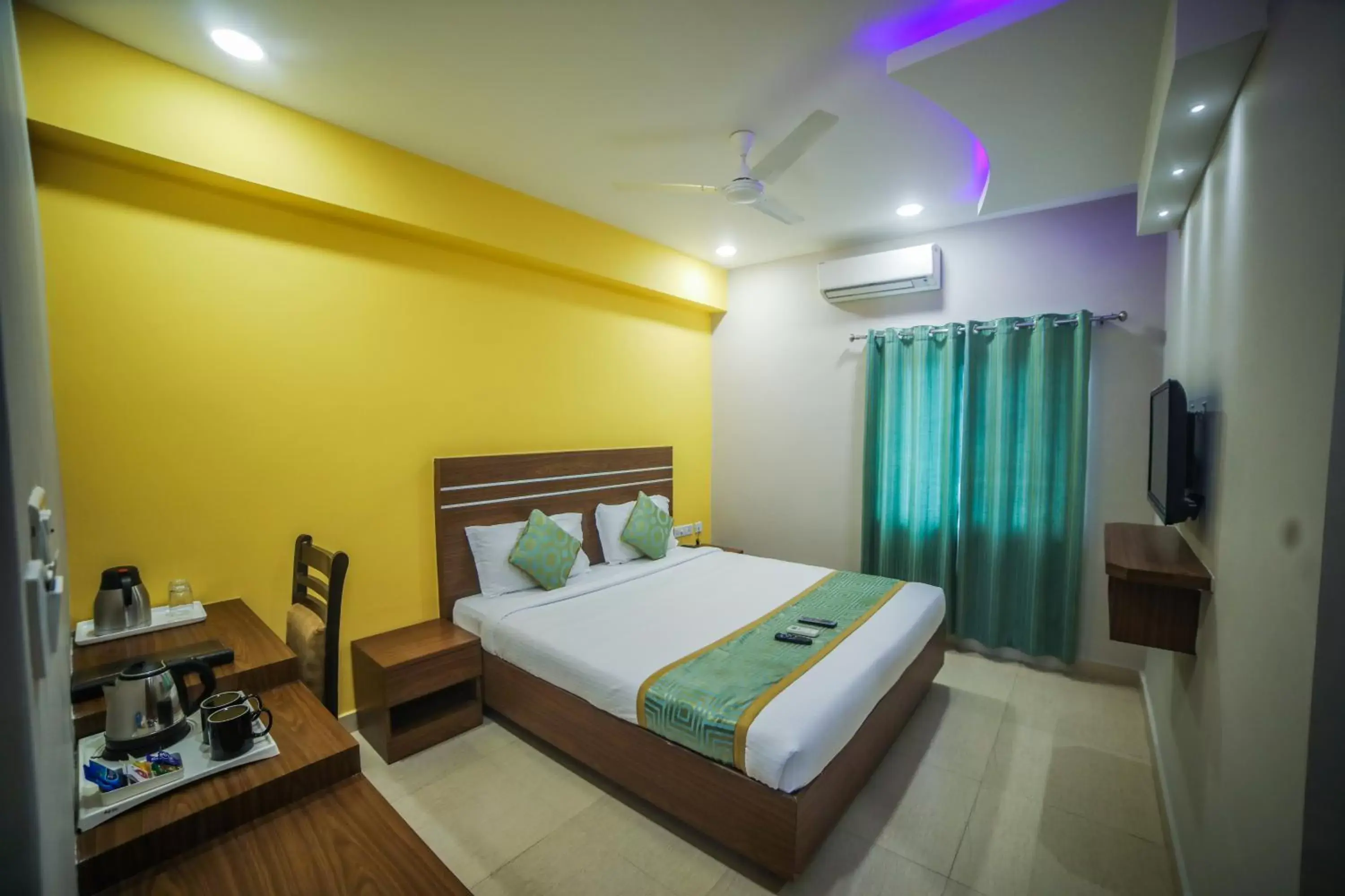 Double Room in Hotel Golden Leaves Double Room in Hotel Golden Leaves