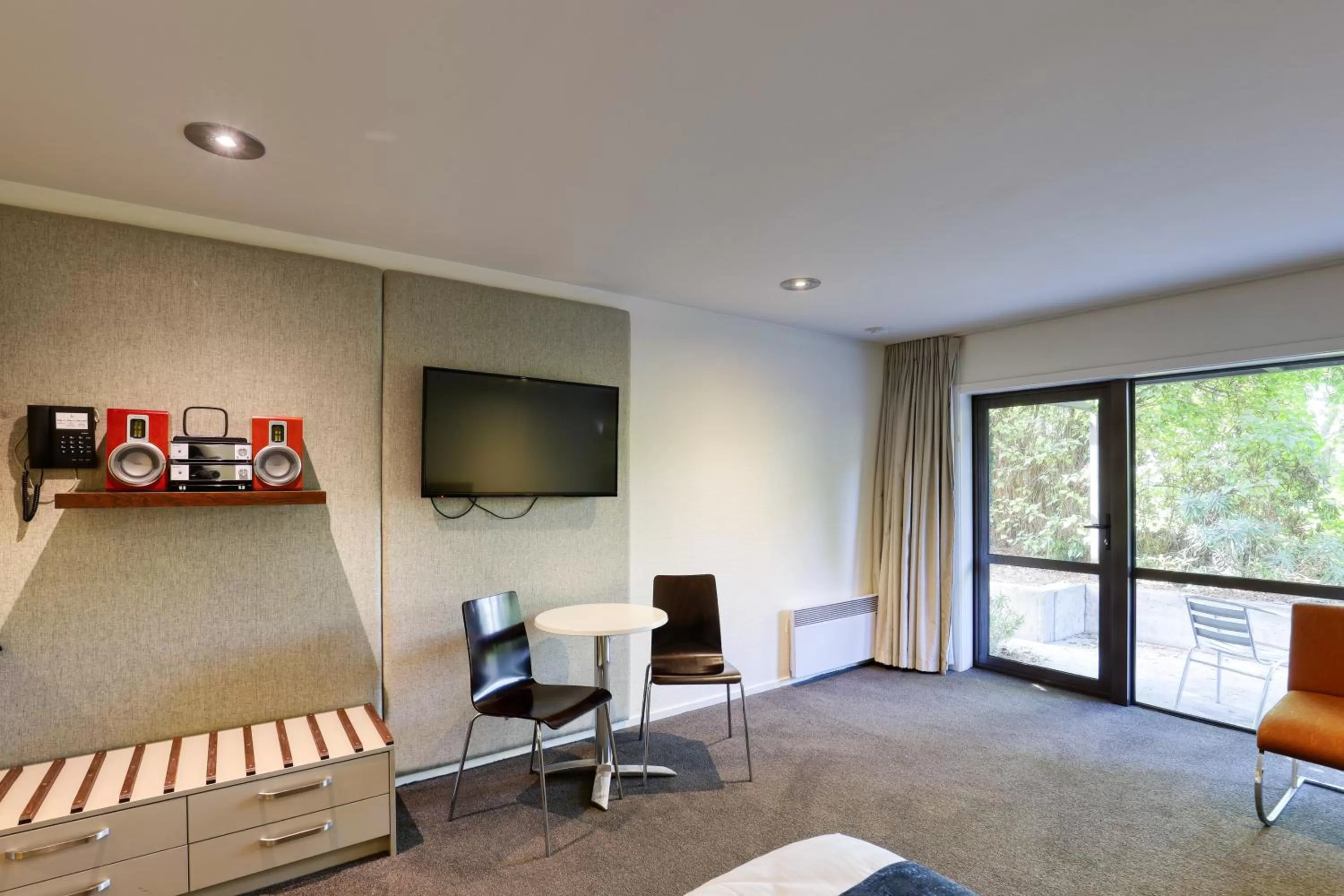 Living room in Garden Court Suites & Apartments