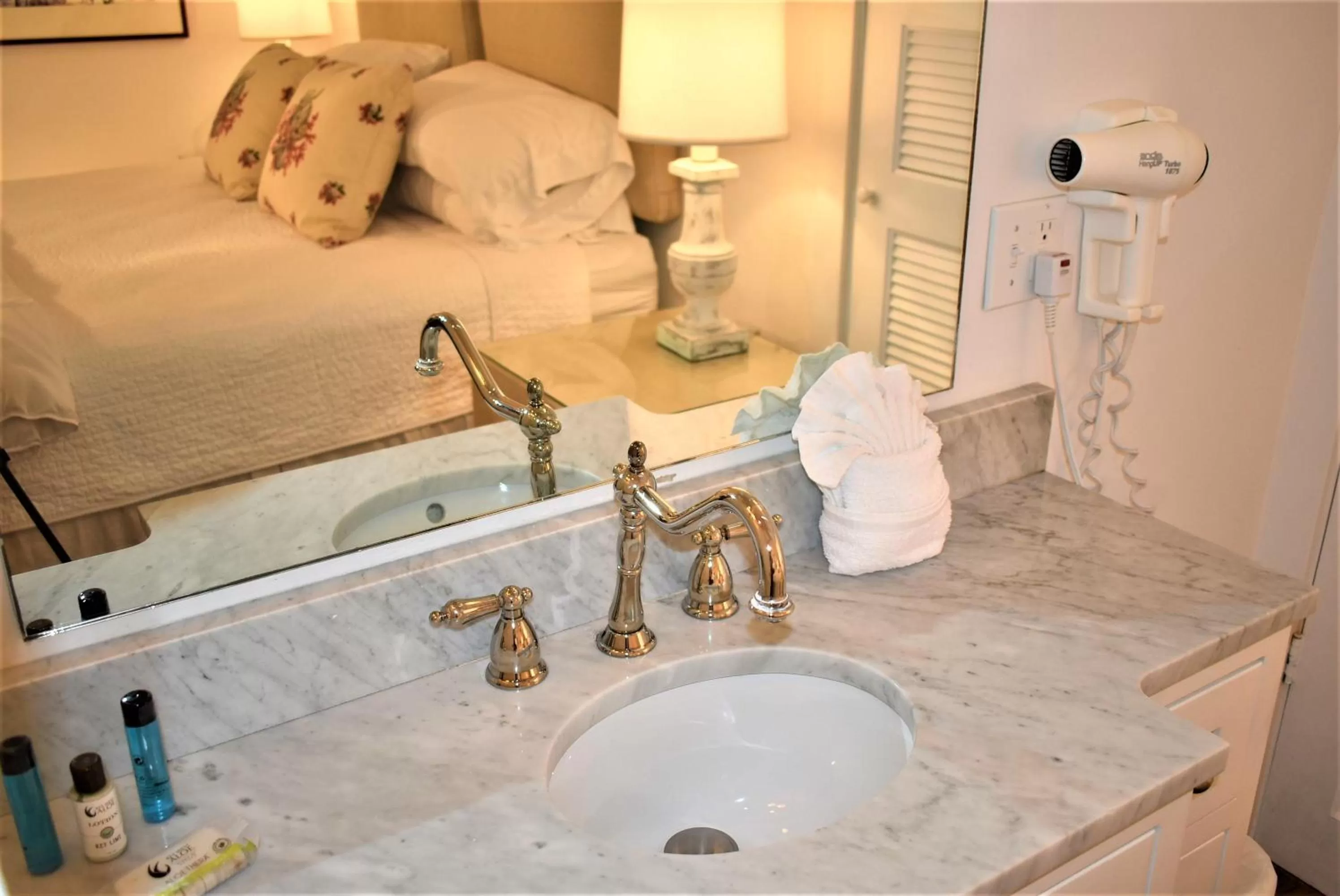 Bedroom, Bed in Simonton Court Historic Inn & Cottages