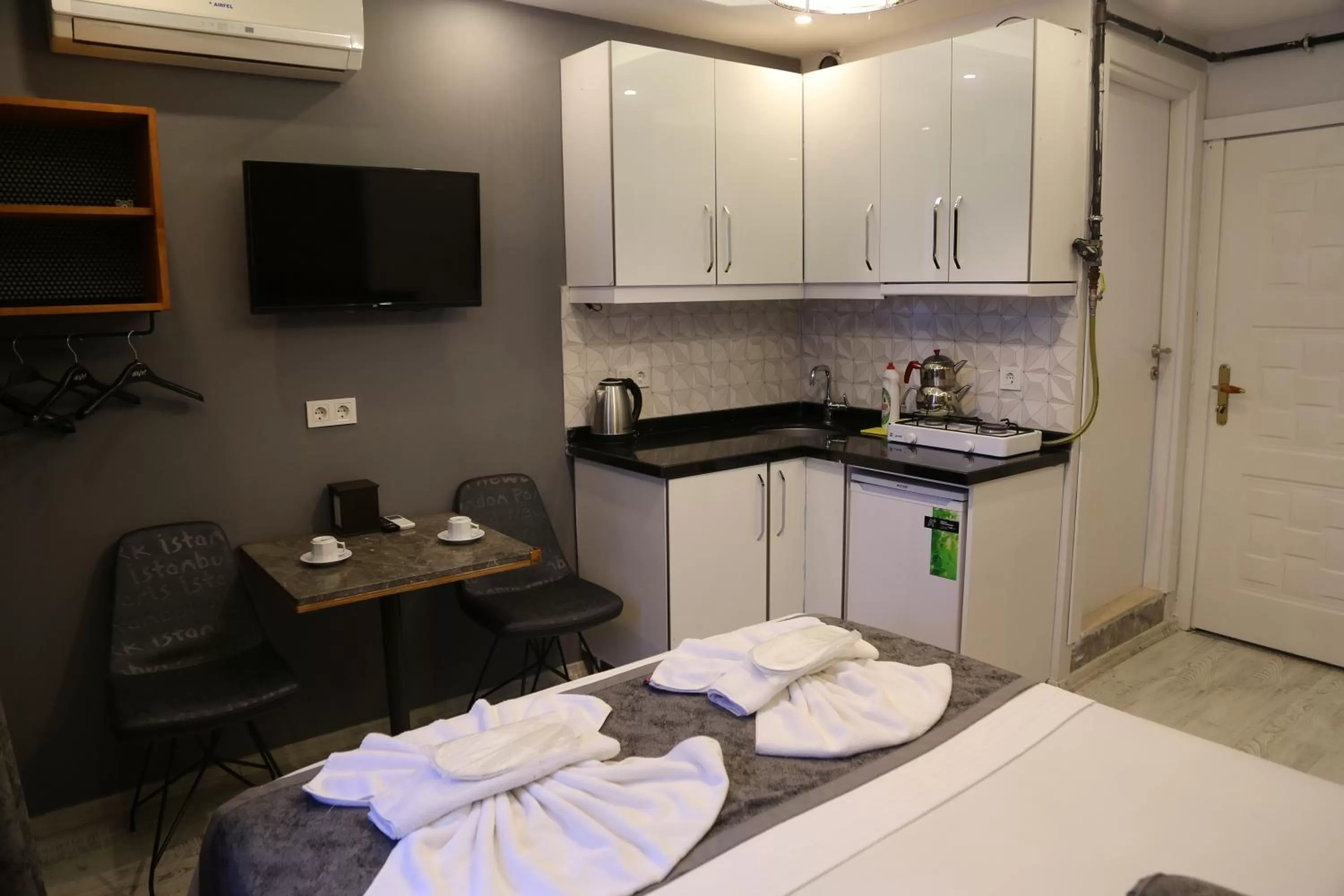 Photo of the whole room, Kitchen/Kitchenette in Arat Apartments