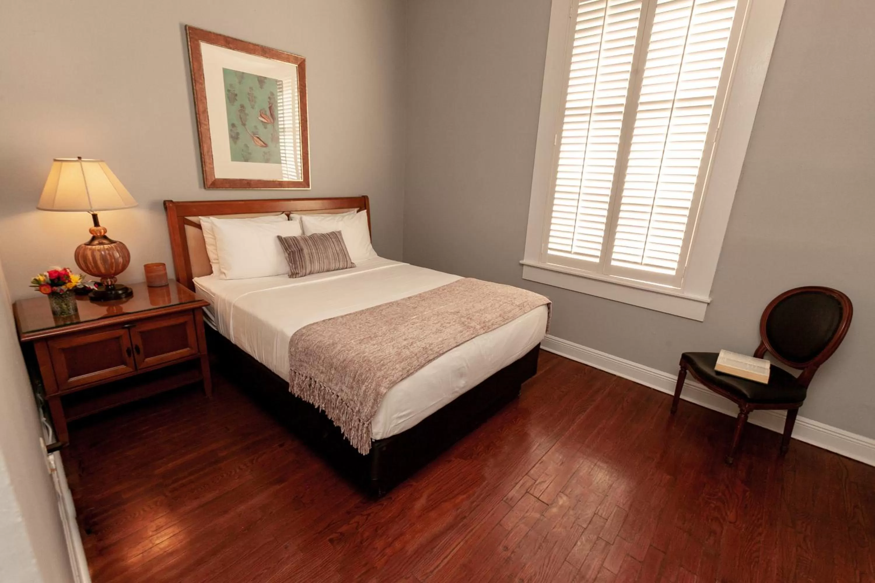 Queen Room in New Orleans Courtyard Hotel by the French Quarter