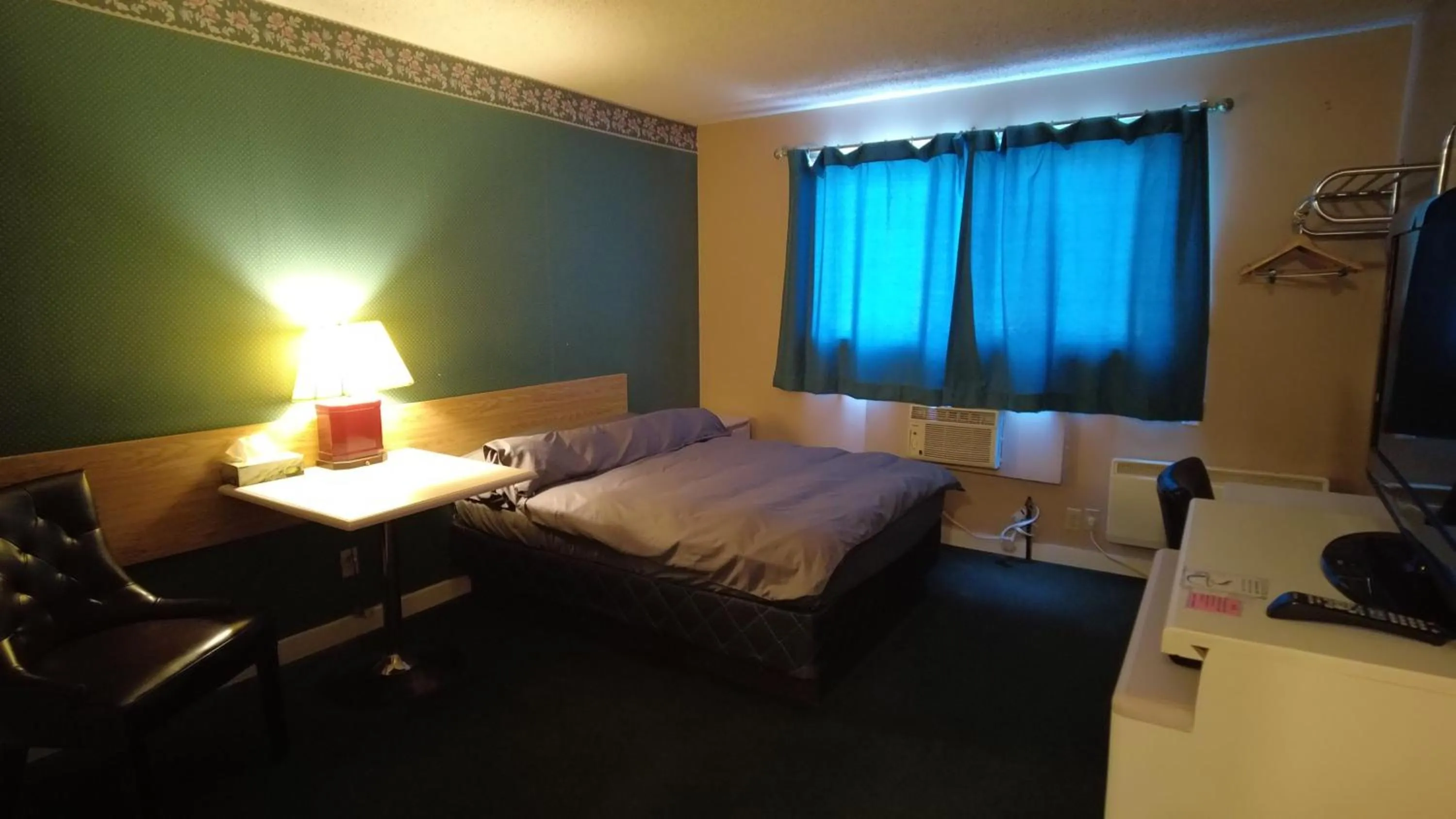 Bed in Sundre Motor Inn