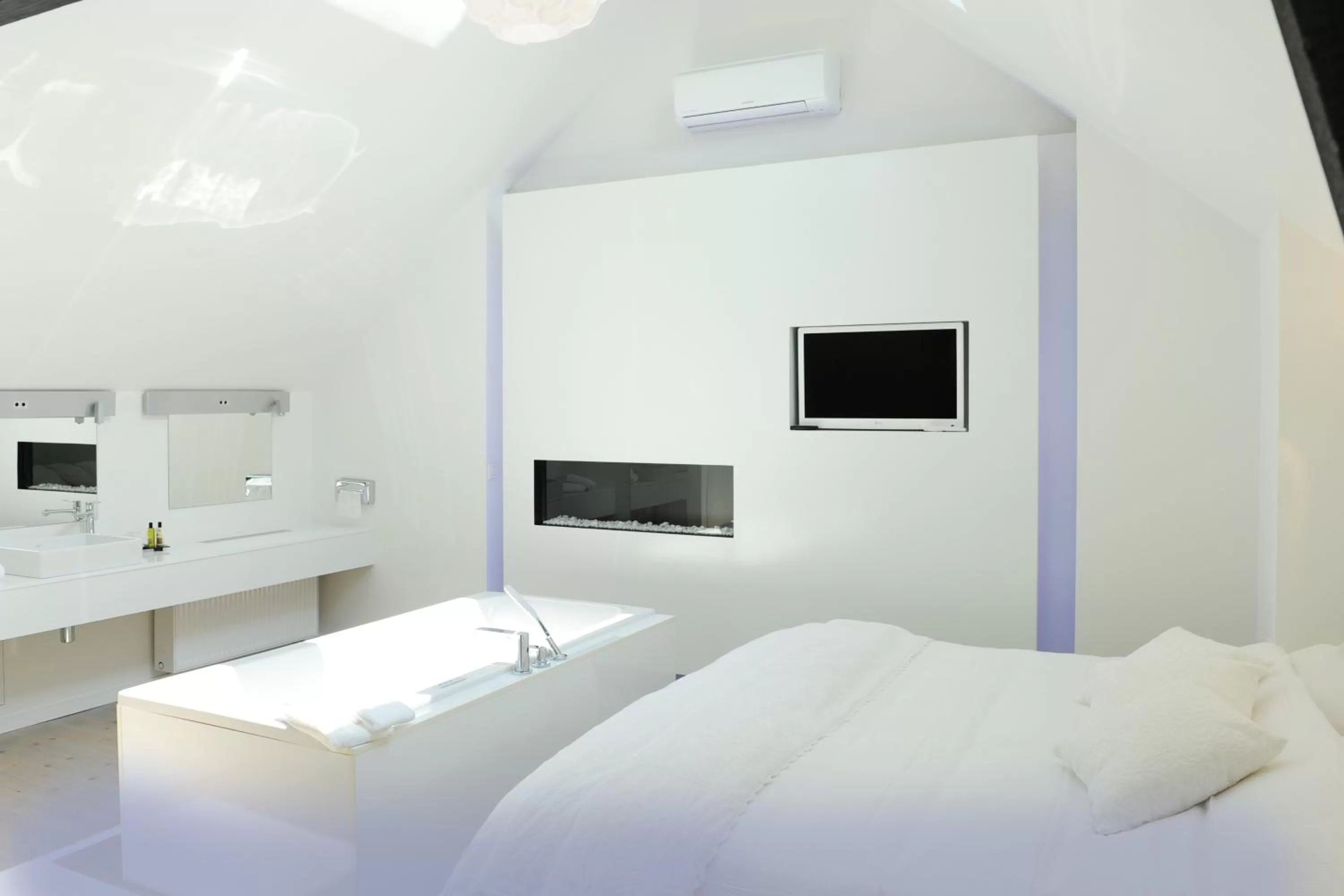 Bed in Charmehotel Villa Saporis