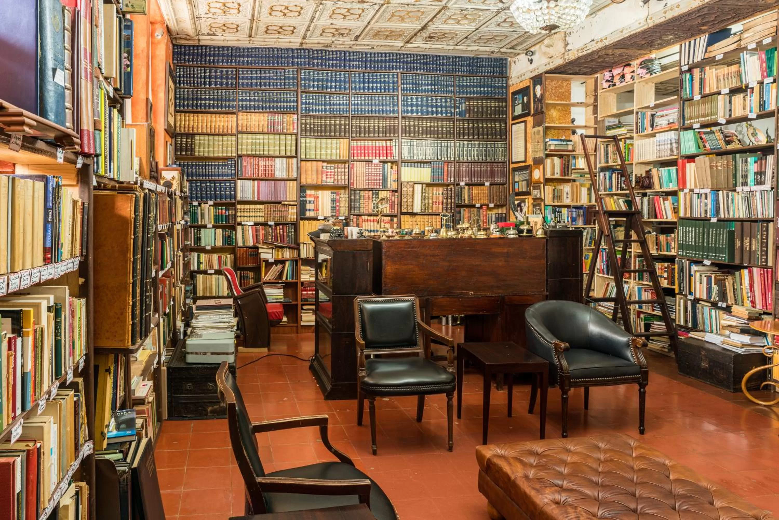 Library in Hotel Mariscal Robledo