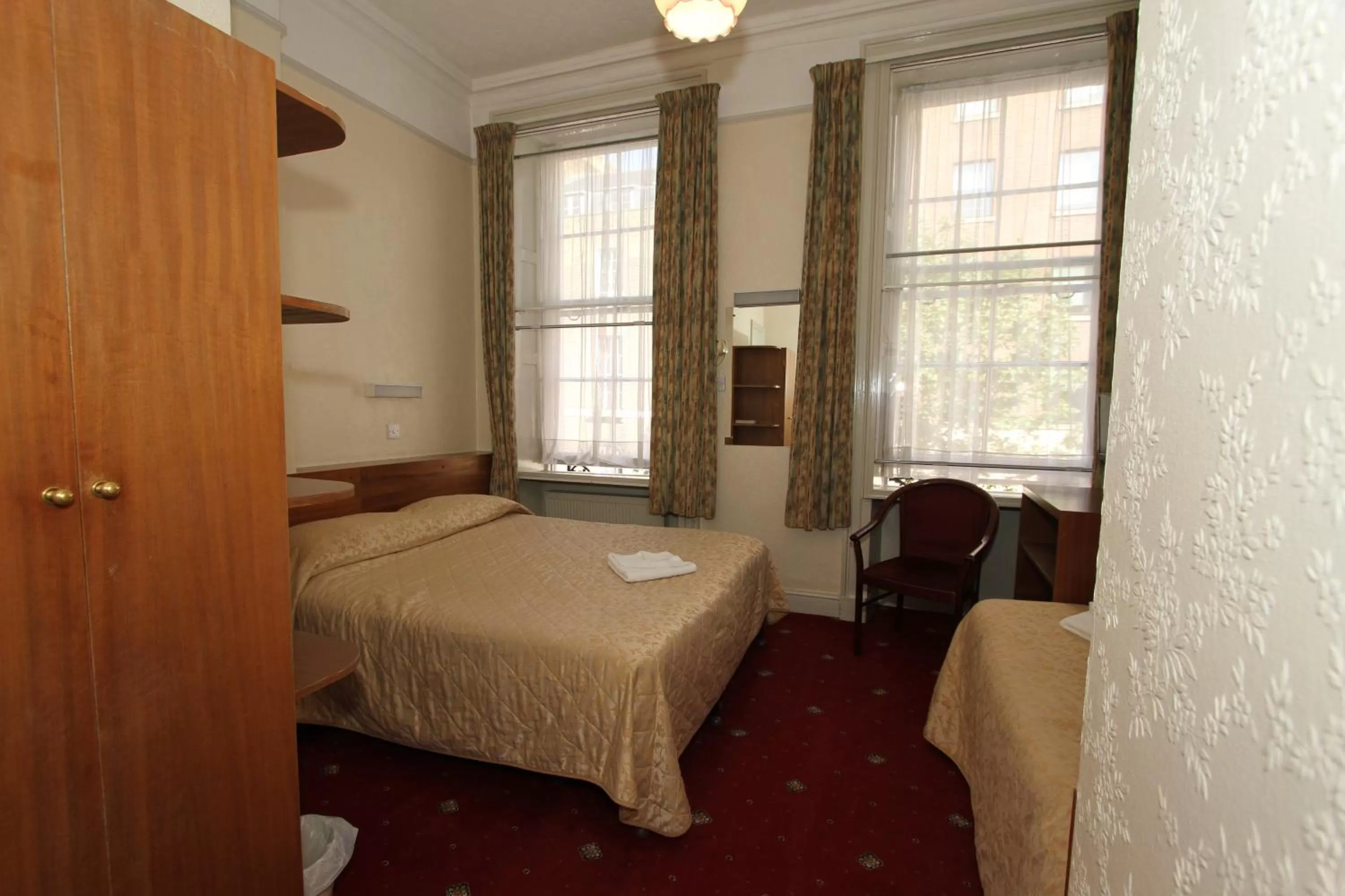 Bedroom, Bed in Ridgemount Hotel