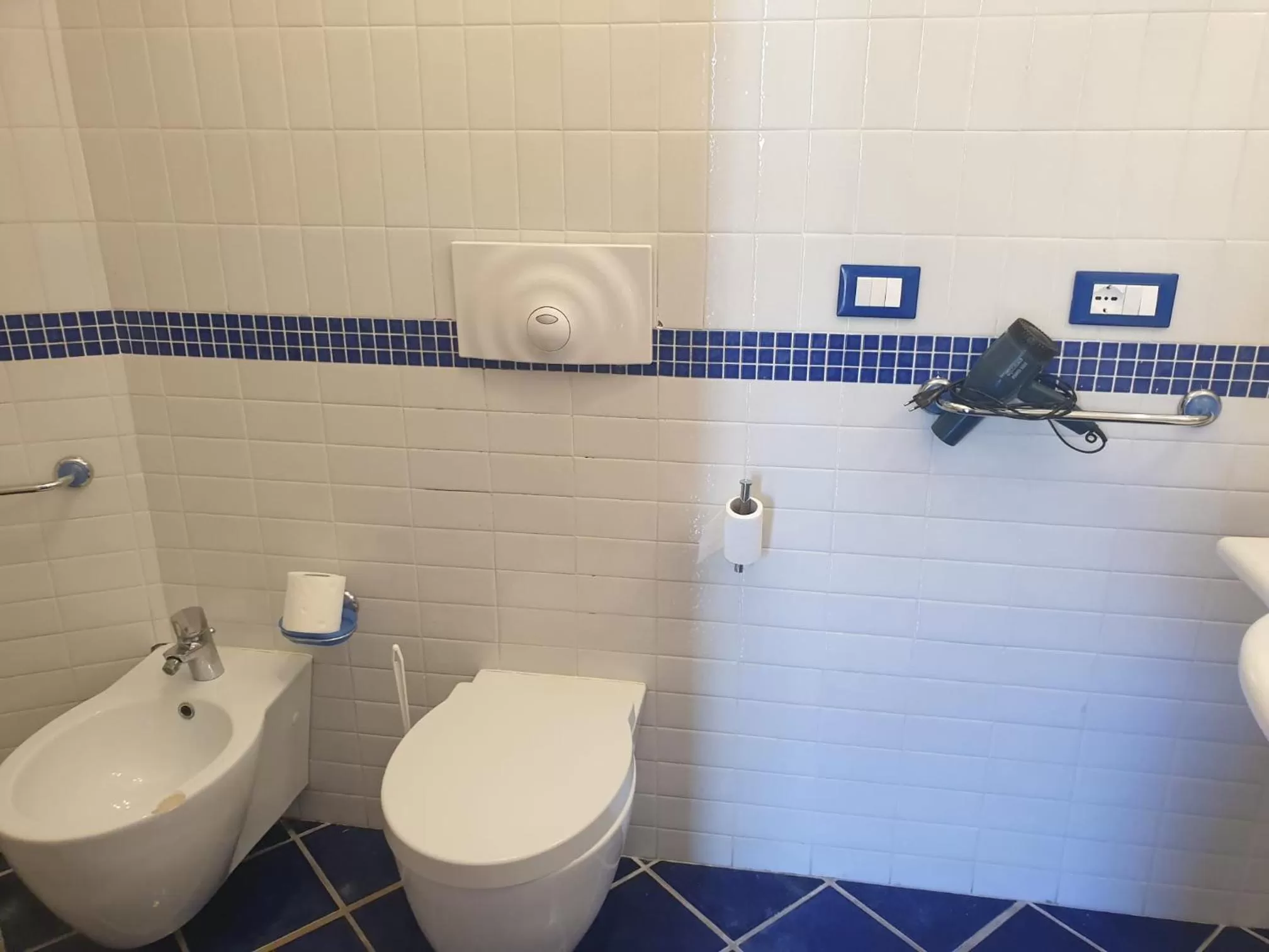 Shower in Hotel Mareluna Ischia