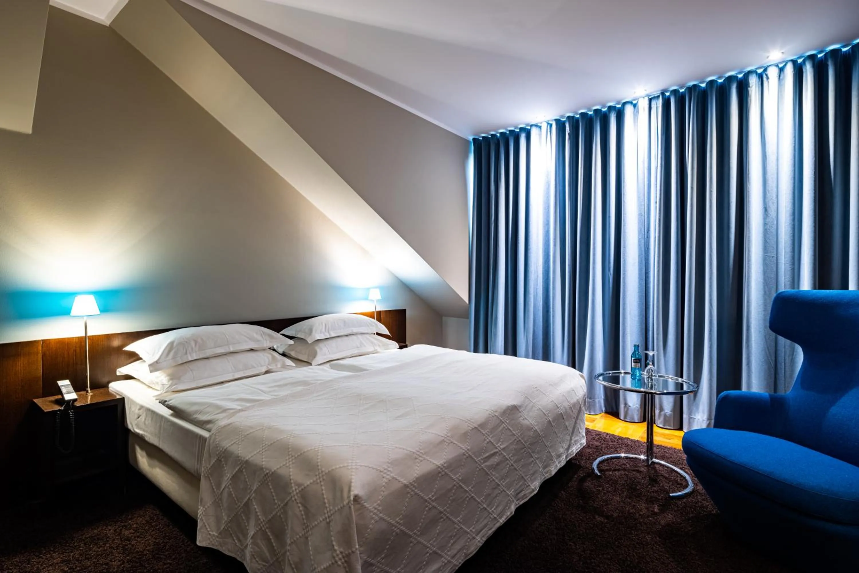 Photo of the whole room, Bed in The New Yorker Hotel Köln-Messe