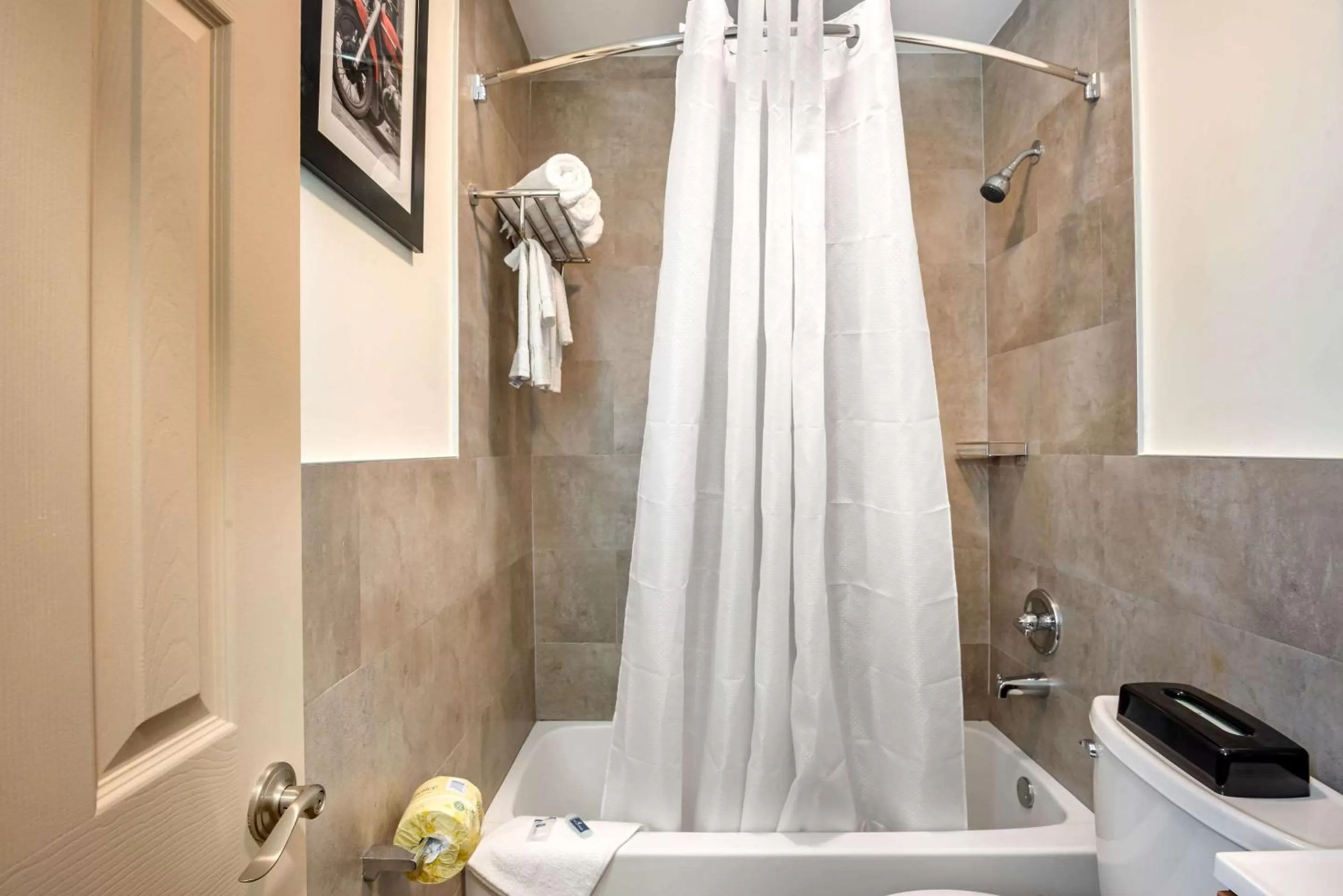 Bathroom in Downtown Hollywood Gardens Inn & Suites