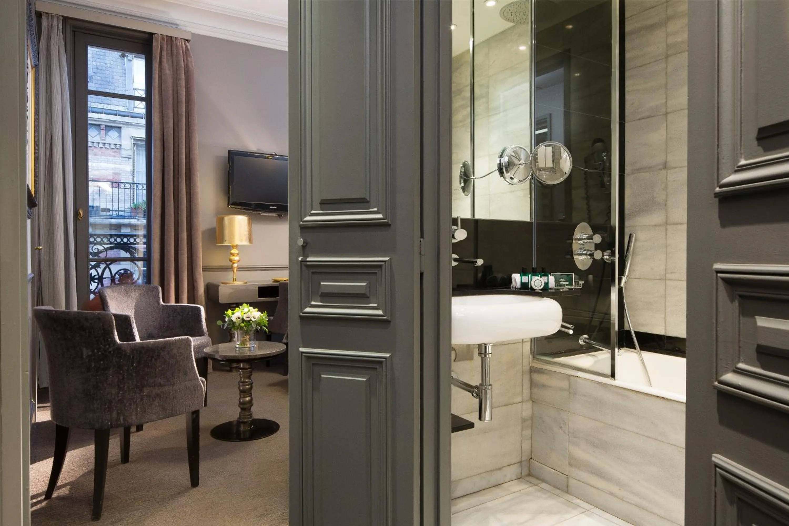 Photo of the whole room in Hotel Lumen Paris Louvre