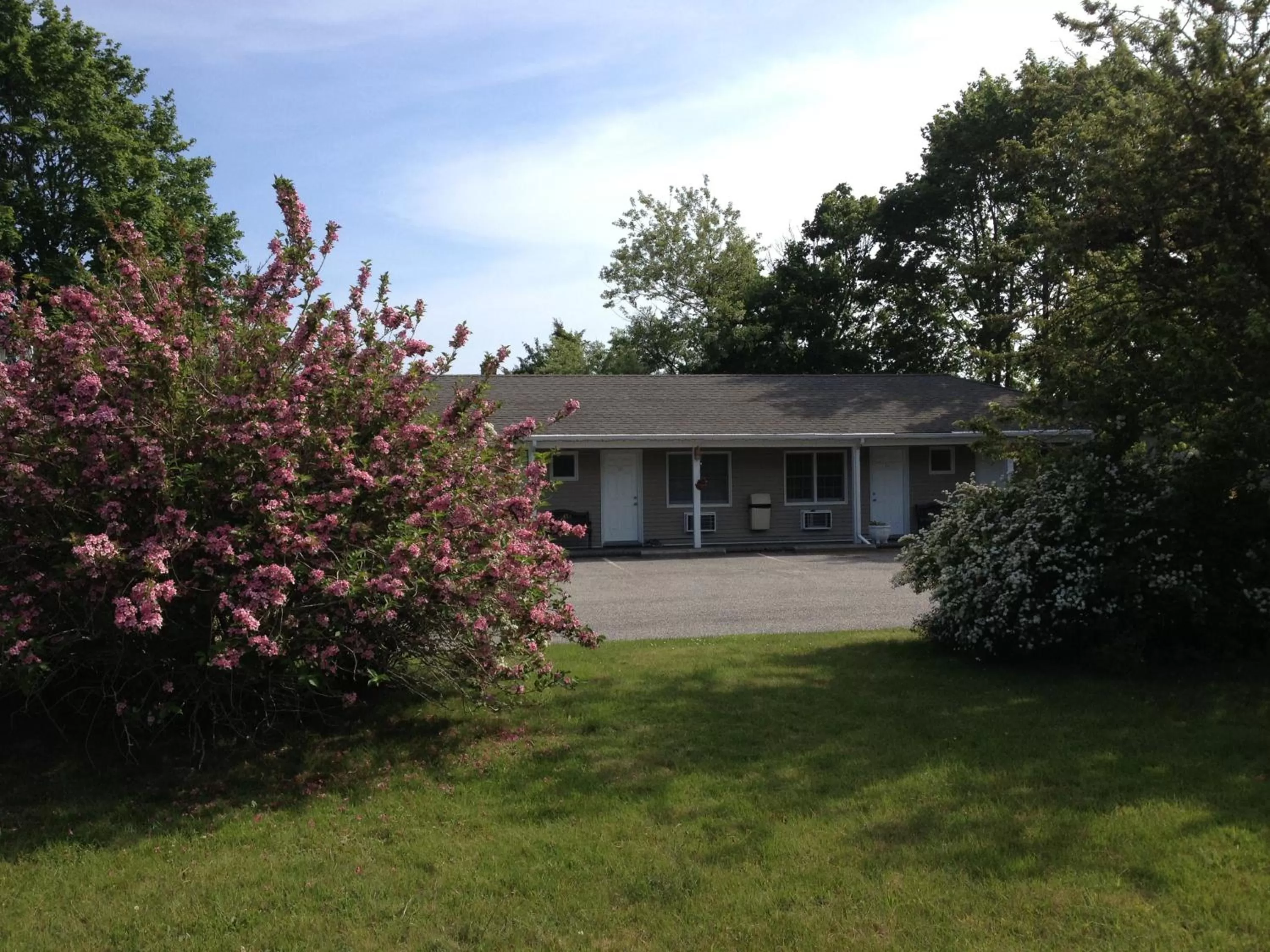 Property building in Westhampton Seabreeze Motel
