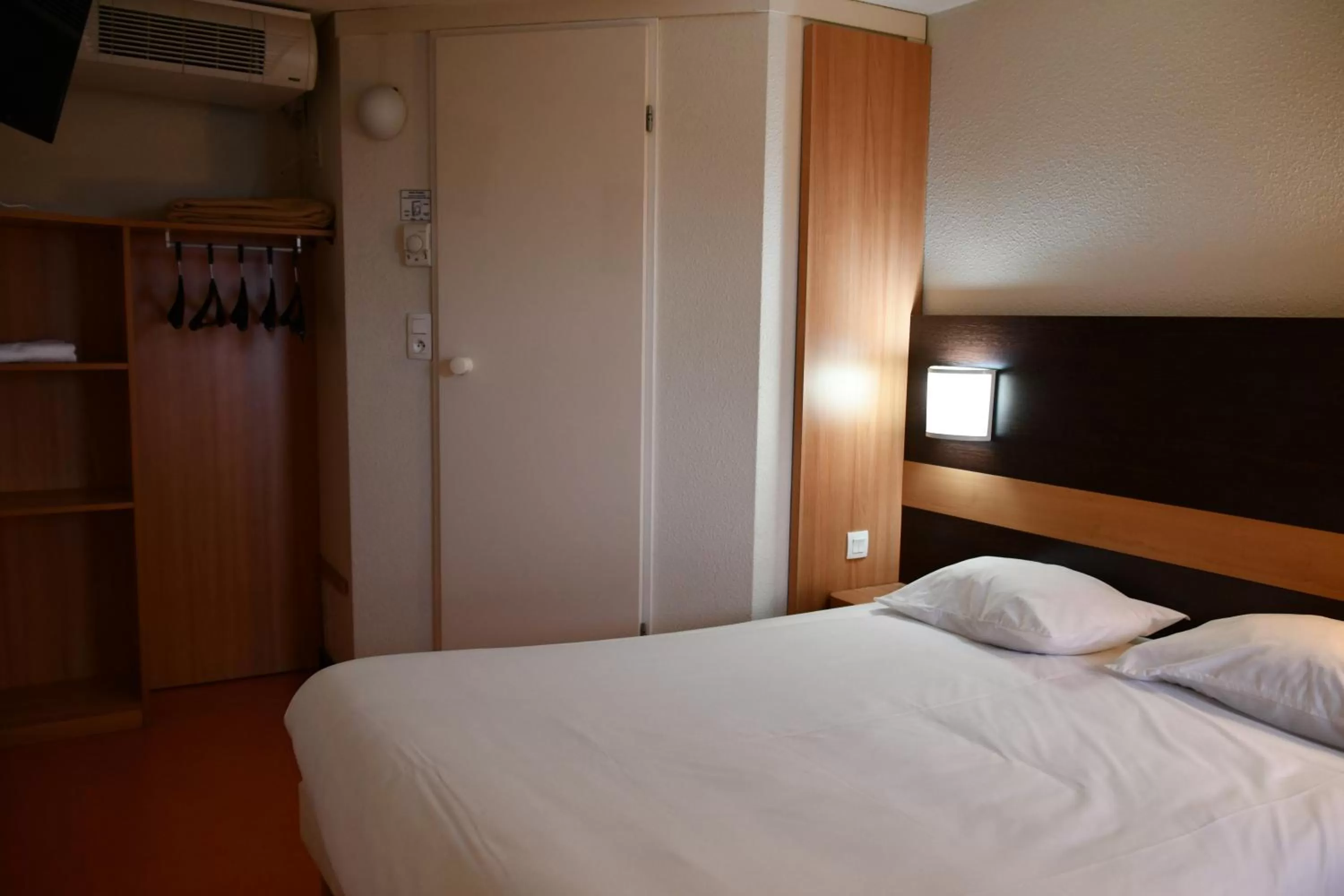 Photo of the whole room, Bed in Premiere Classe Nevers Varennes Vauzelles