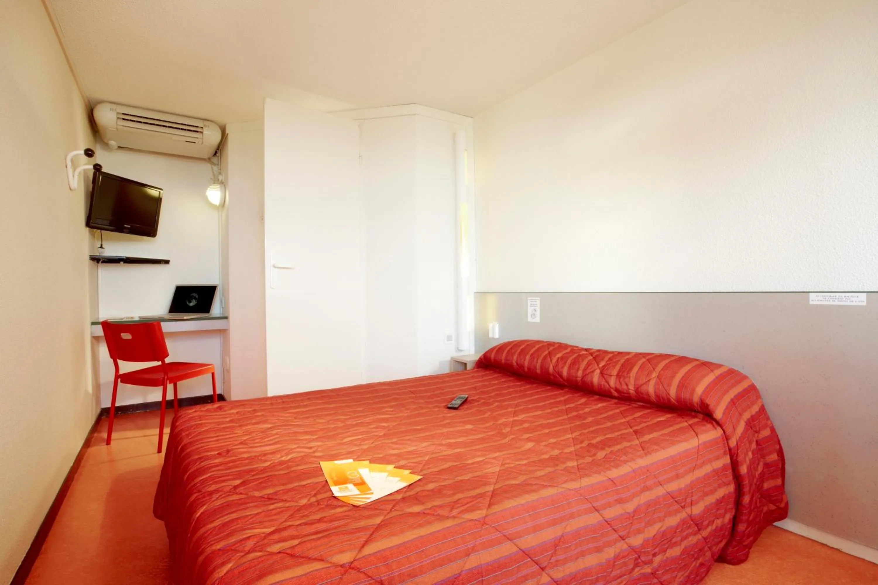 Photo of the whole room, Bed in Premiere Classe Biarritz