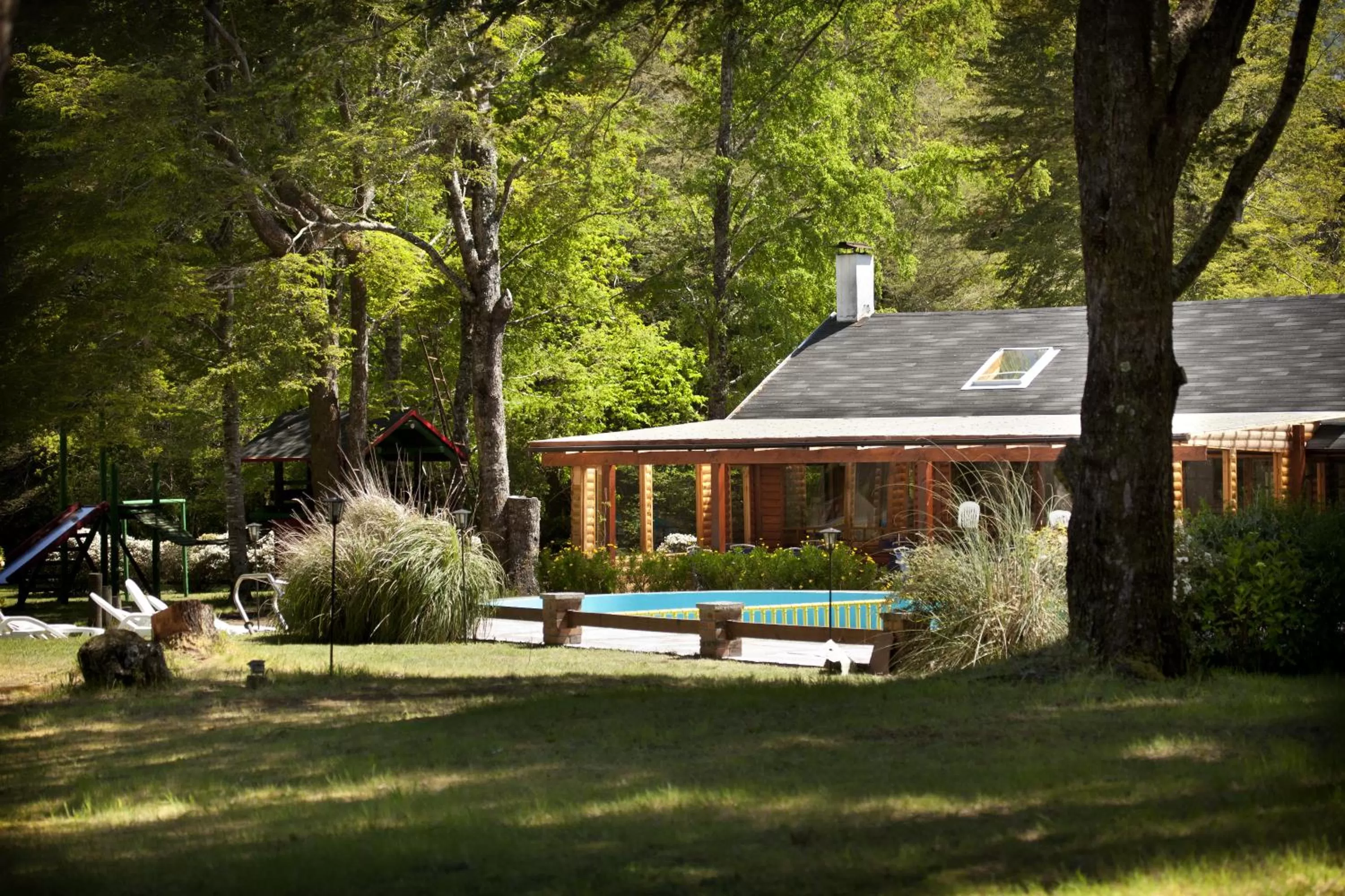 Swimming pool, Garden in Hotel Posada del Río - Parque Metreñehue
