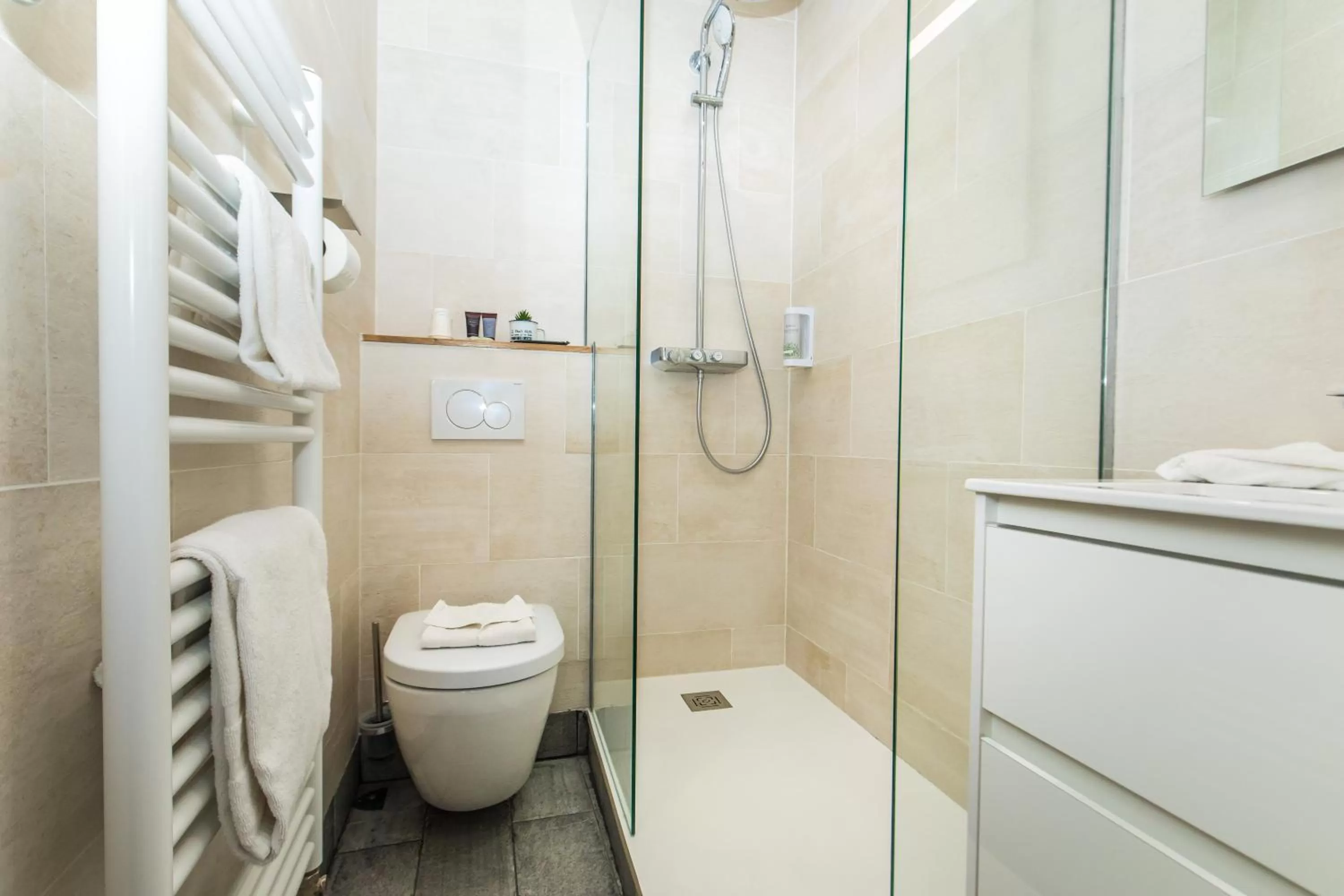 Shower in HOTEL DE PARIS MONTPARNASSE