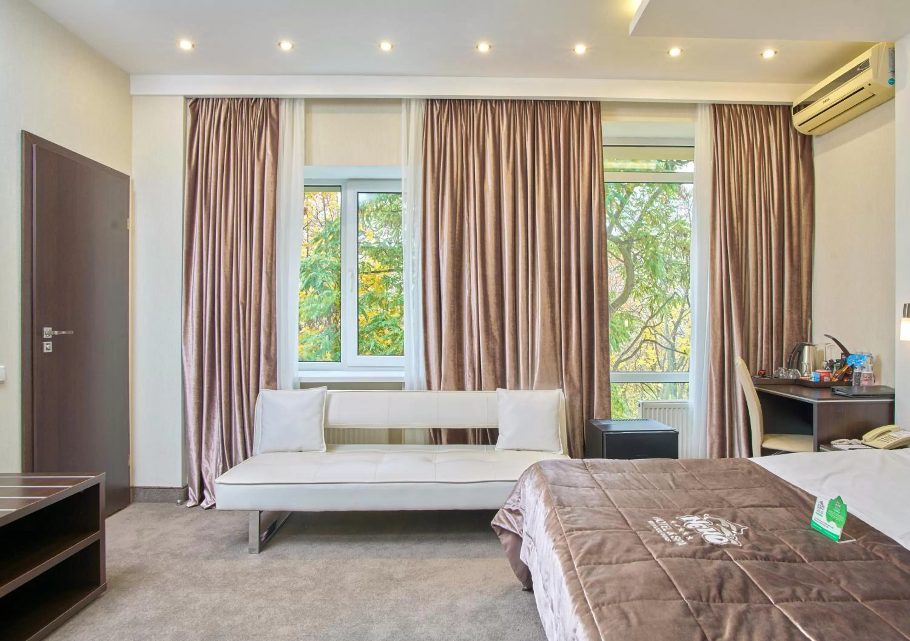 Photo of the whole room in Hotel & Spa NEMO with dolphins