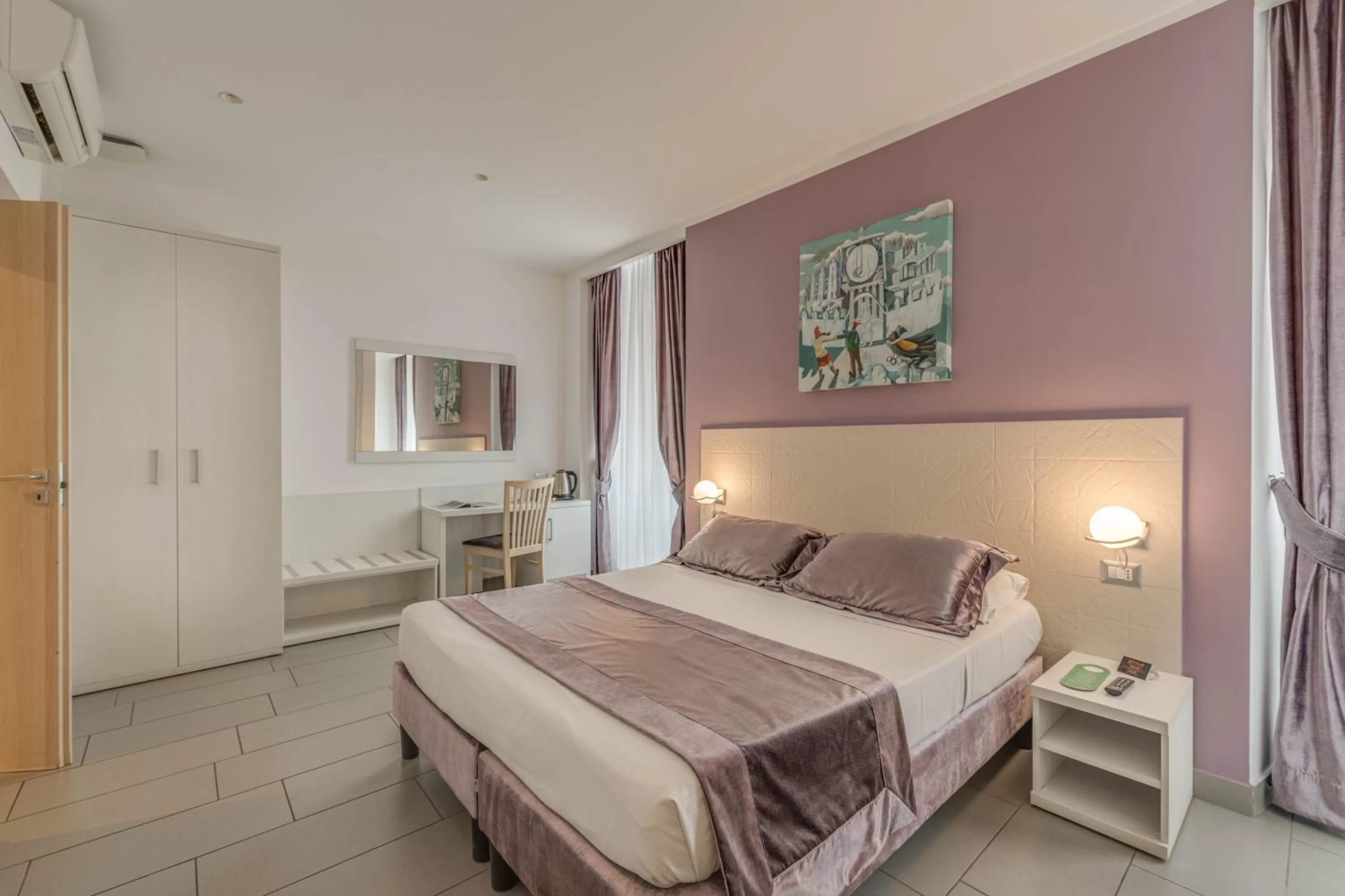 Photo of the whole room, Bed in Trevi Palace Hotel