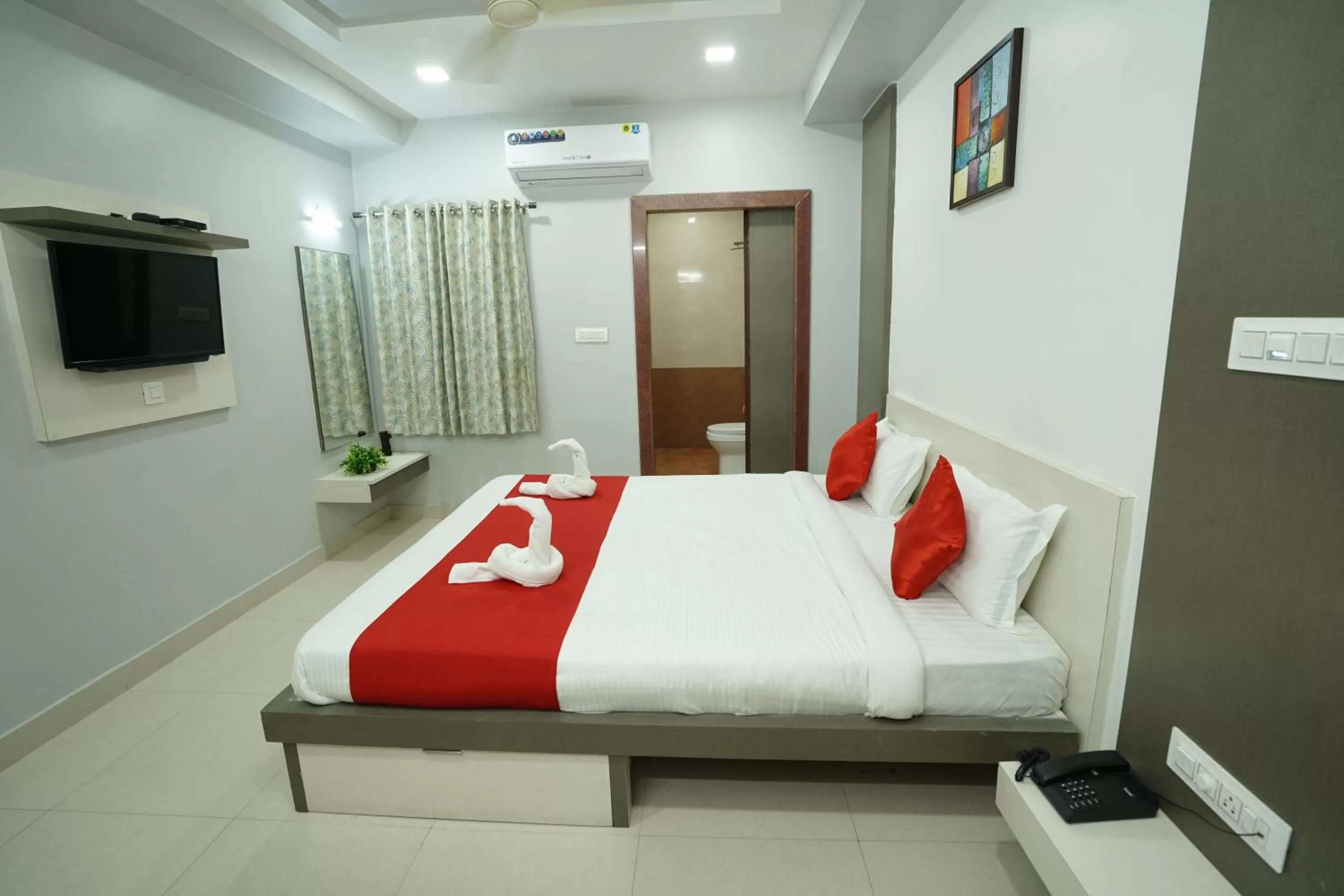 TV and multimedia, Bed in Hotel Silver Cloud