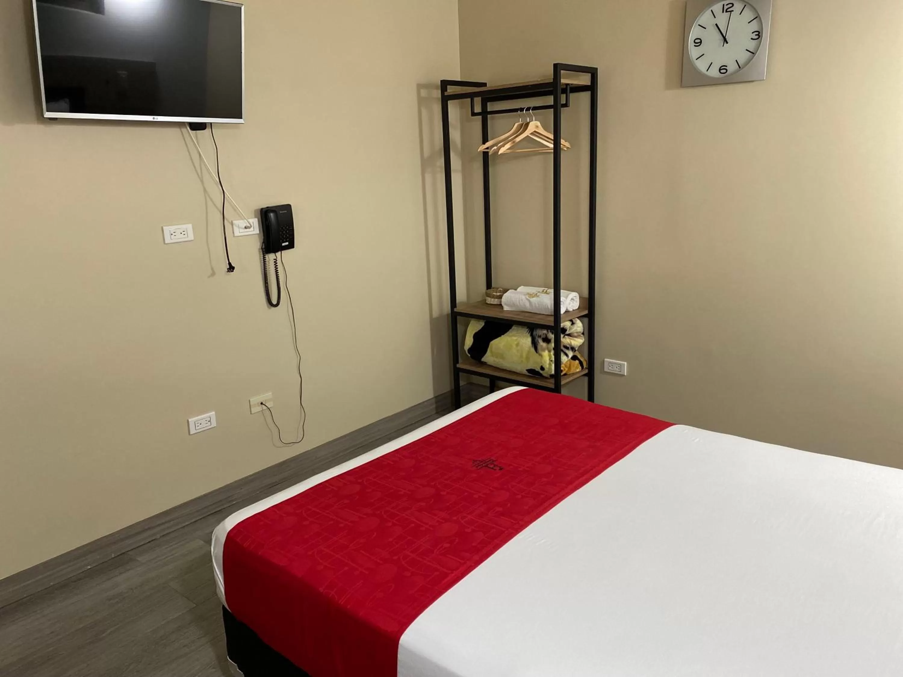 Bed, TV/Entertainment Center in Hotel Campo Real