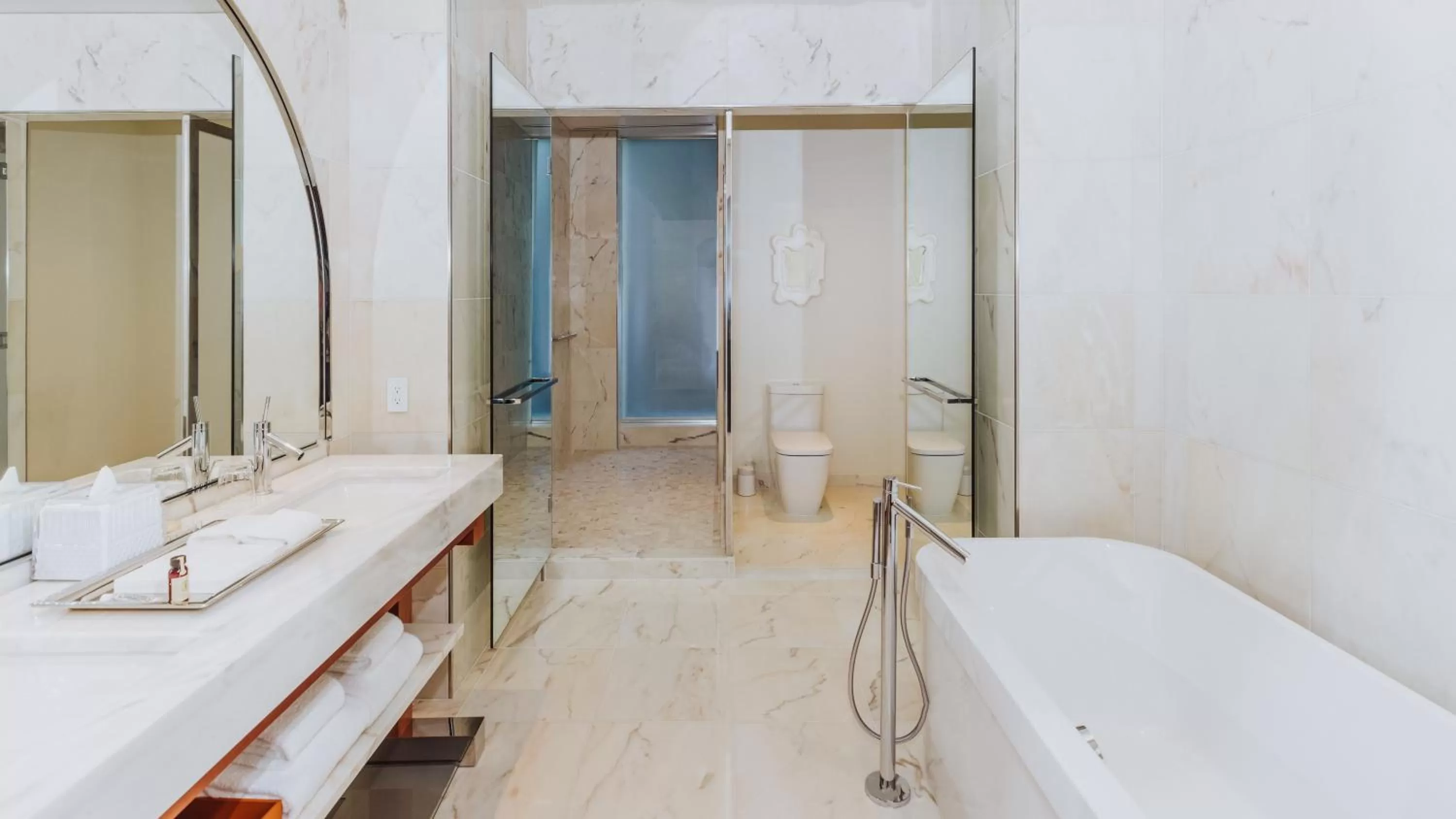 Shower, Bed in Lotte Hotel Seattle