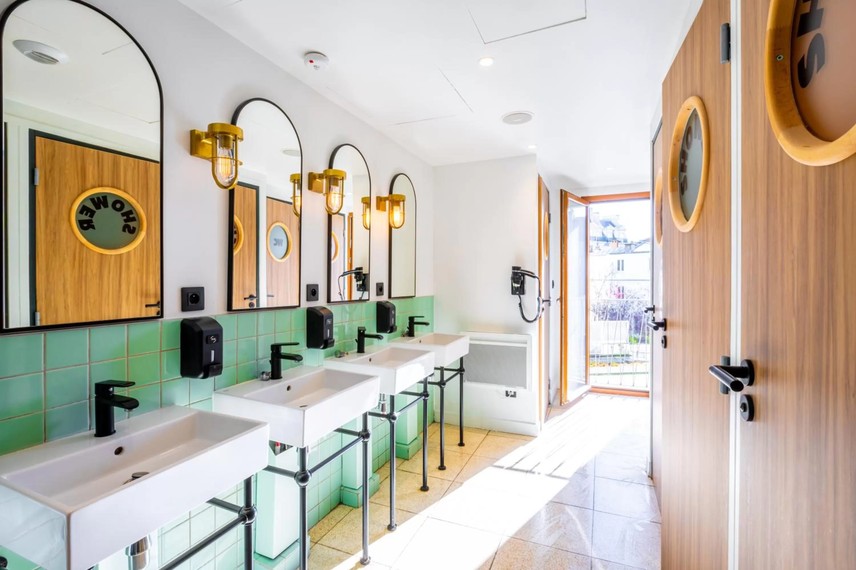 Shower in The People - Paris Nation