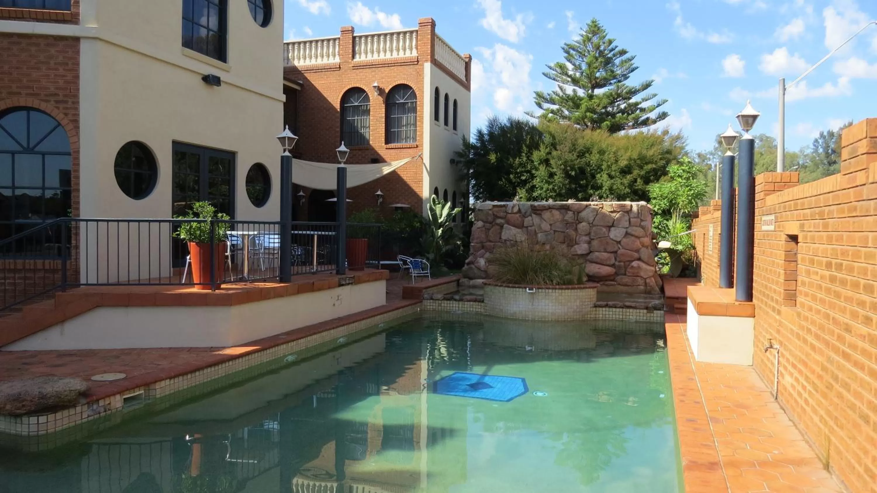 Swimming pool in Albury Paddlesteamer