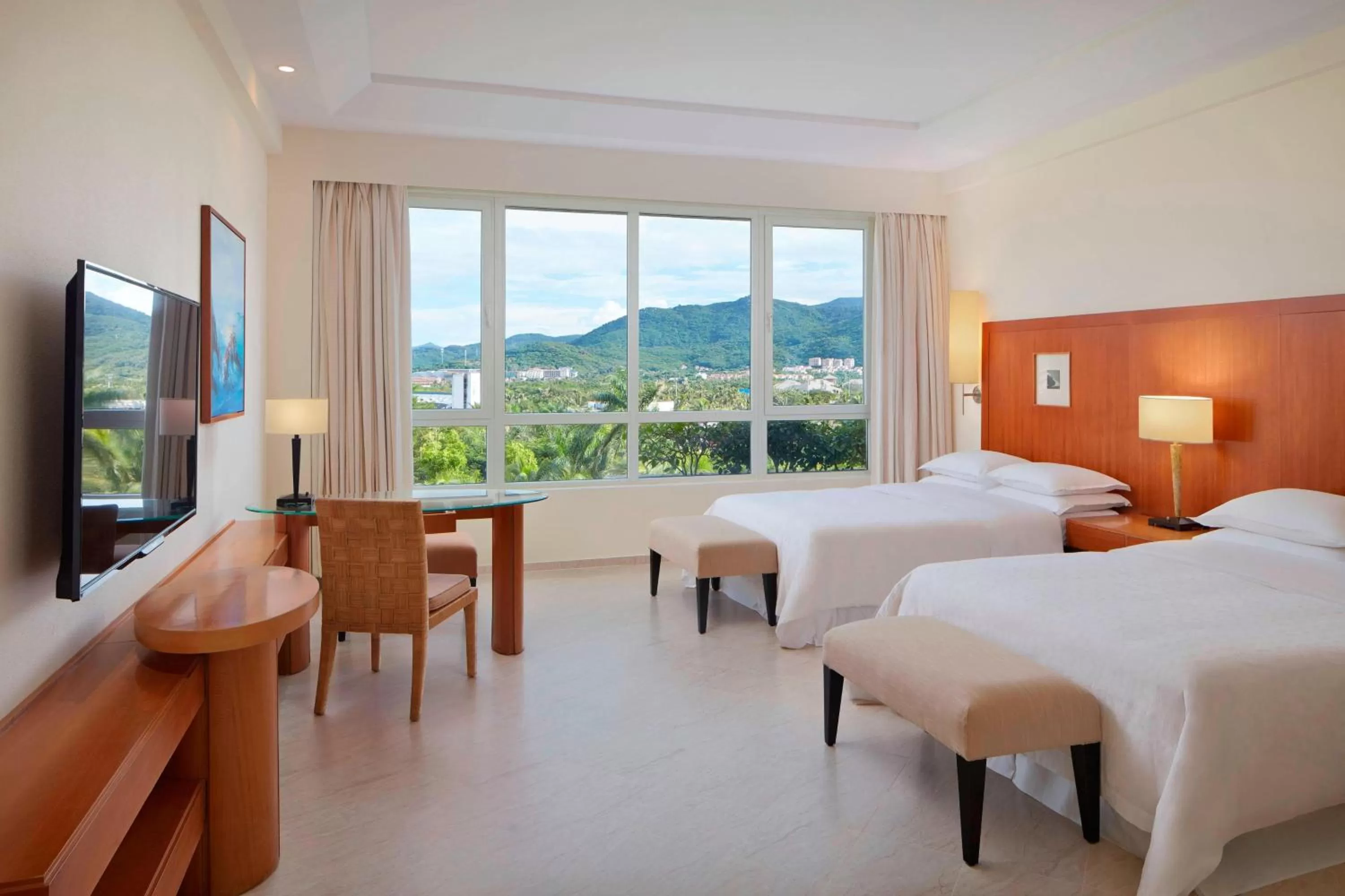Photo of the whole room, Bed in Sheraton Sanya Yalong Bay Resort