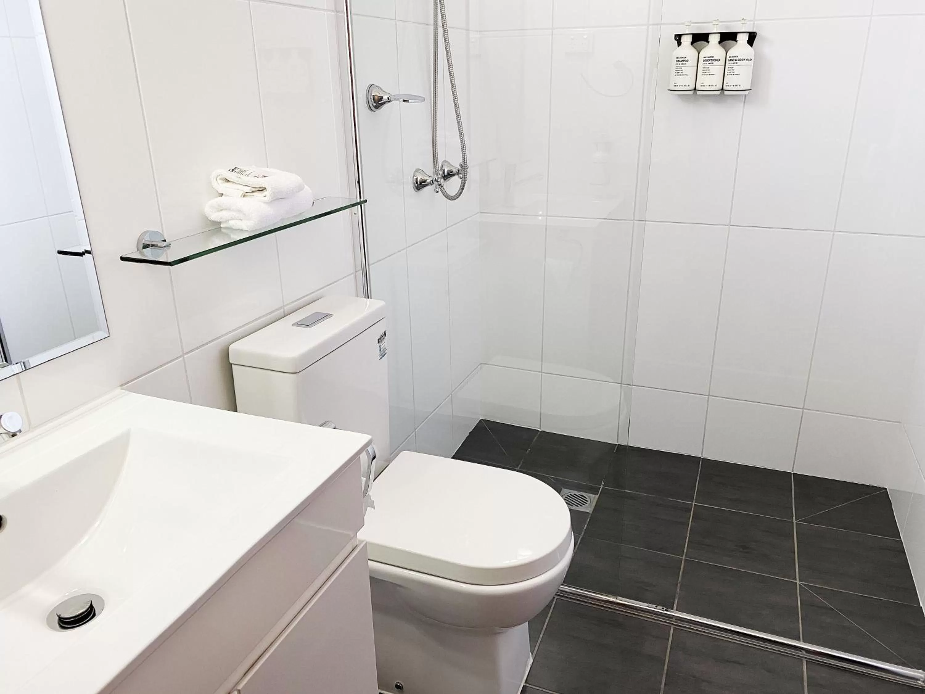 Bathroom in Leeton Heritage Motor Inn