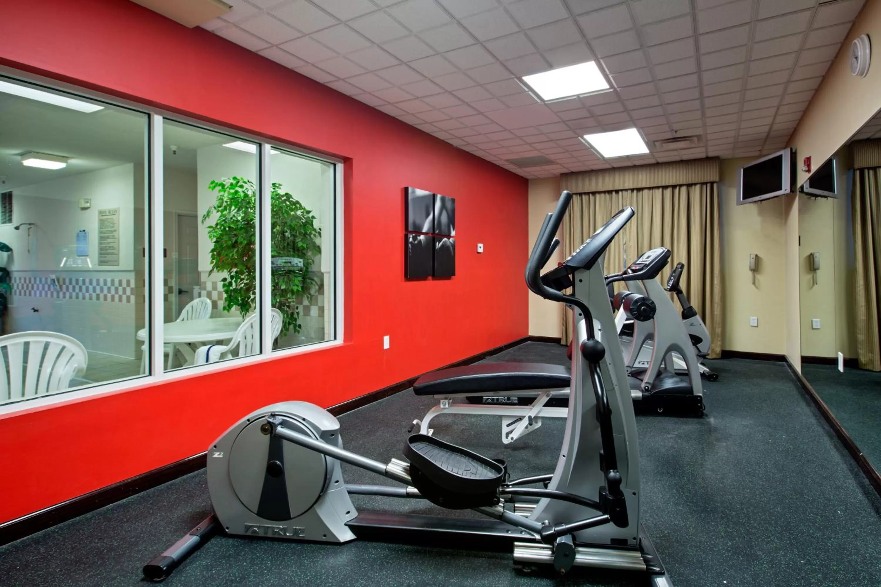 Fitness centre/facilities in Country Inn & Suites by Radisson, Newport News South, VA