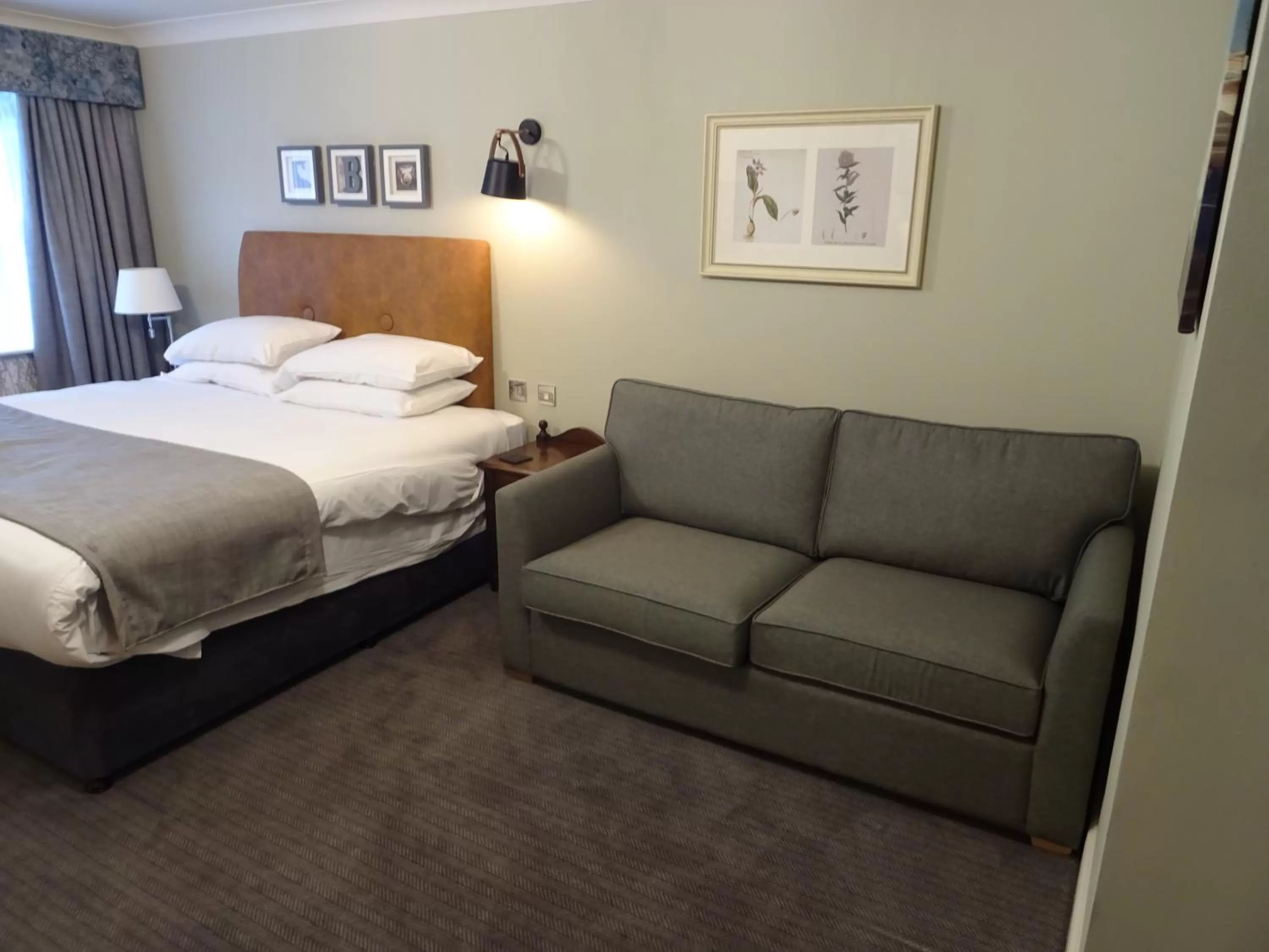 Seating area, Bed in The Belmore