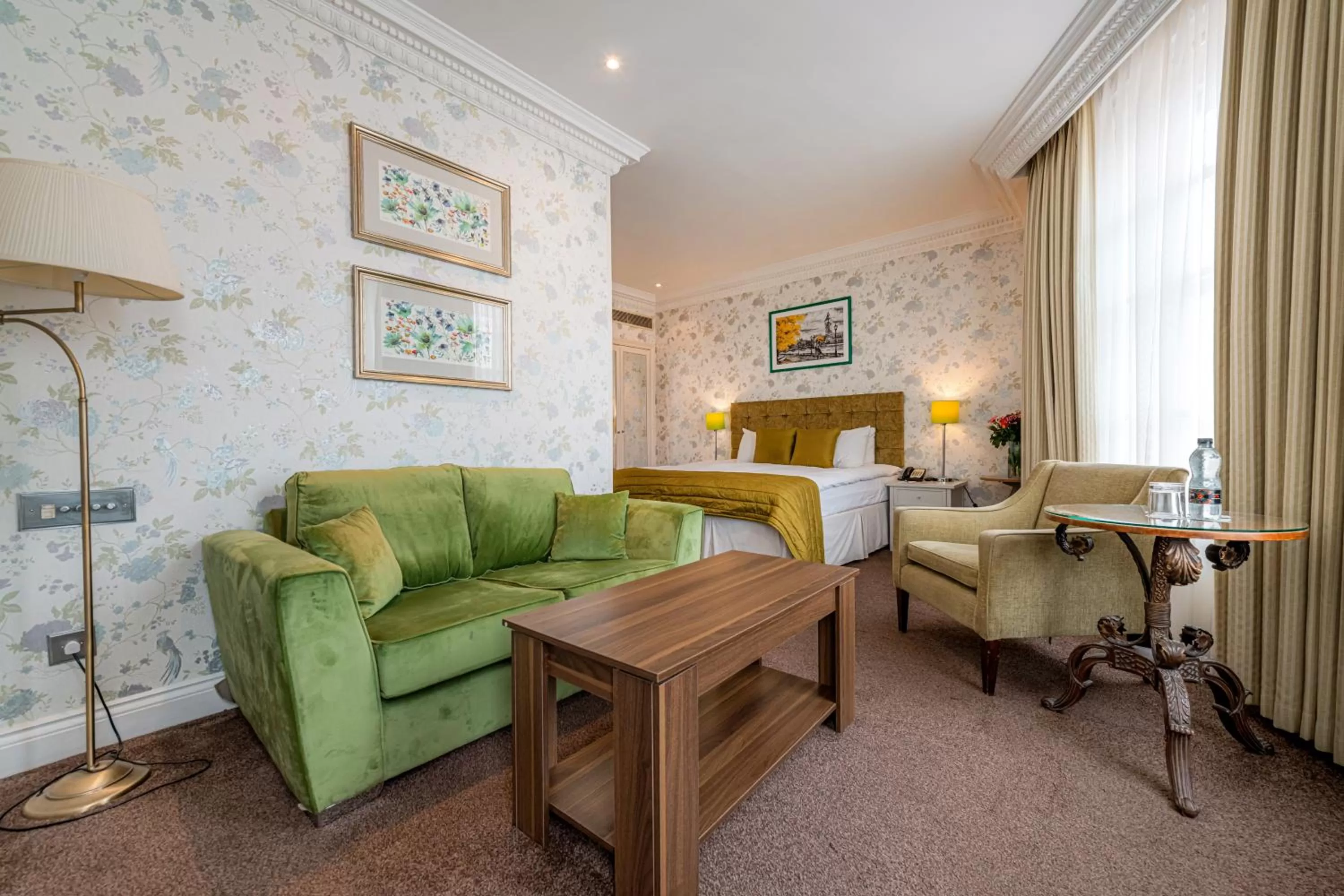 Photo of the whole room, Bed in Ashburn Hotel