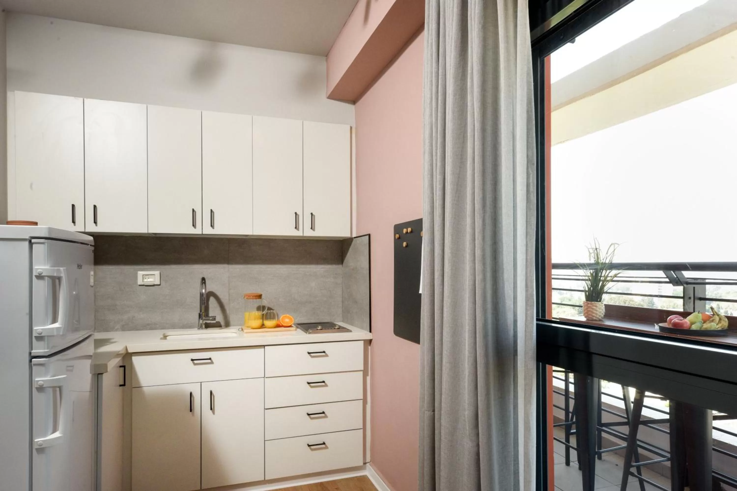 Kitchen or kitchenette in דירות גני תערוכה - TLV university apartments near Expo by Sea N' Rent