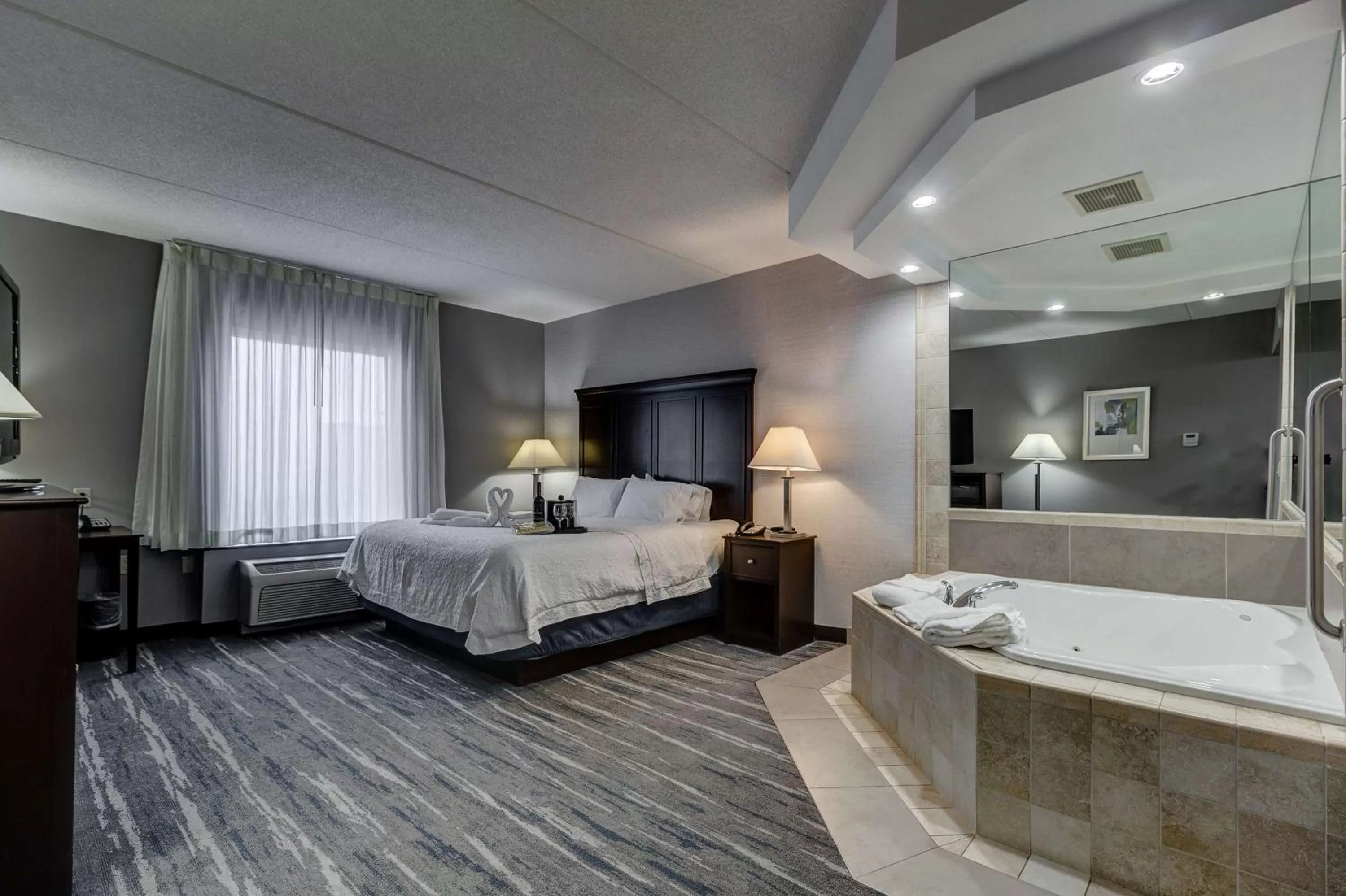 Bathroom, Bed in Hampton Inn & Suites by Hilton Brantford