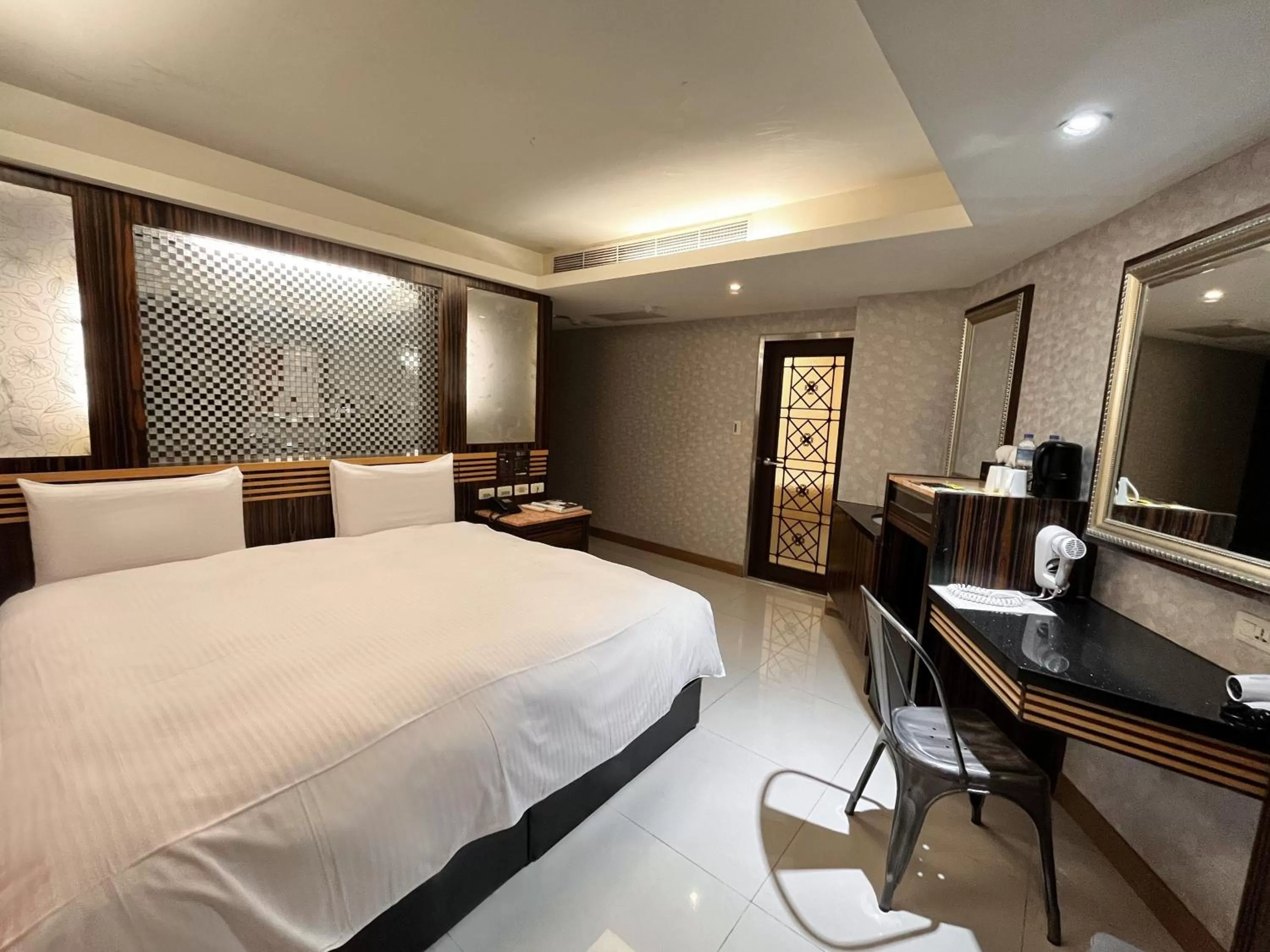 Photo of the whole room, Bed in Guide Hotel Taipei Xinyi
