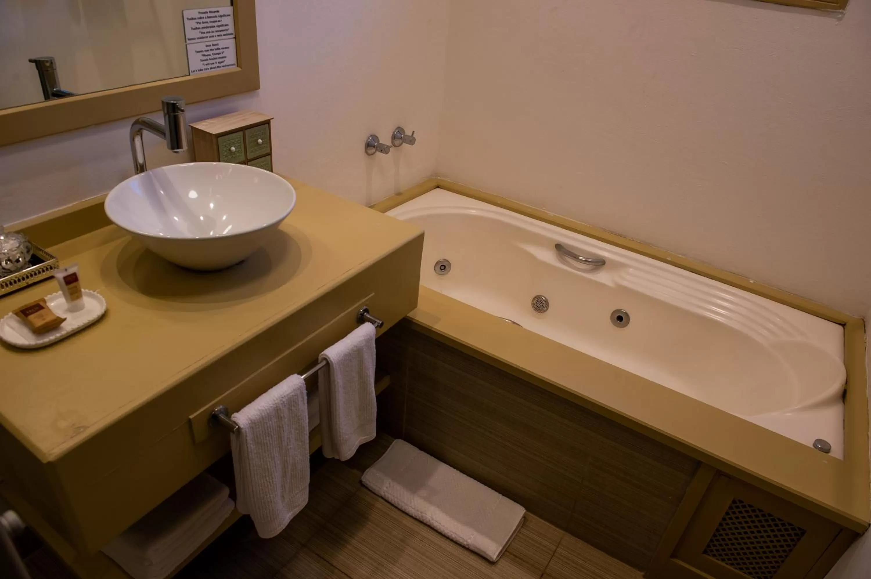 Hot Tub, Bathroom in Pousada das Lavandas