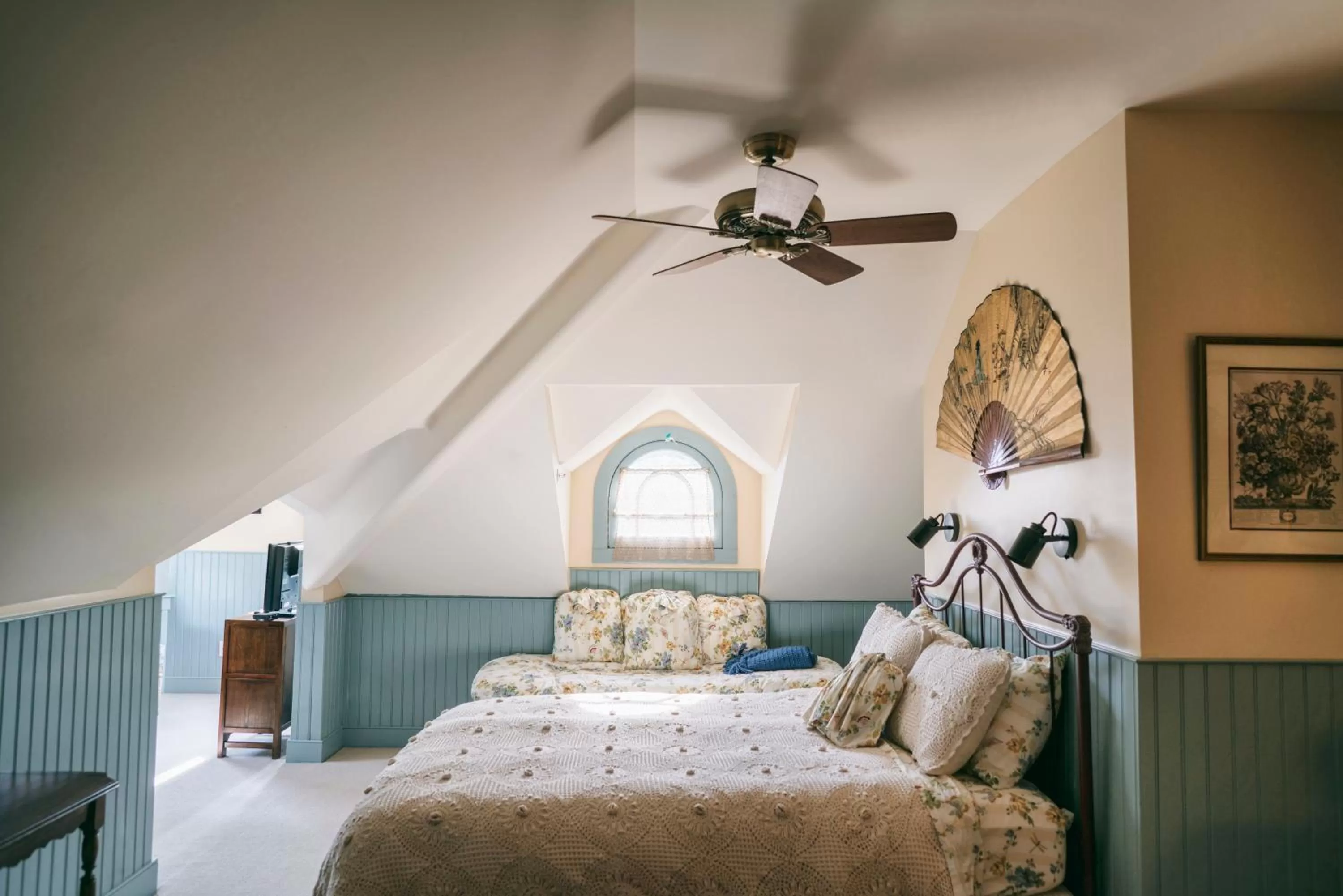 Patio, Bed in Hummingbird Inn