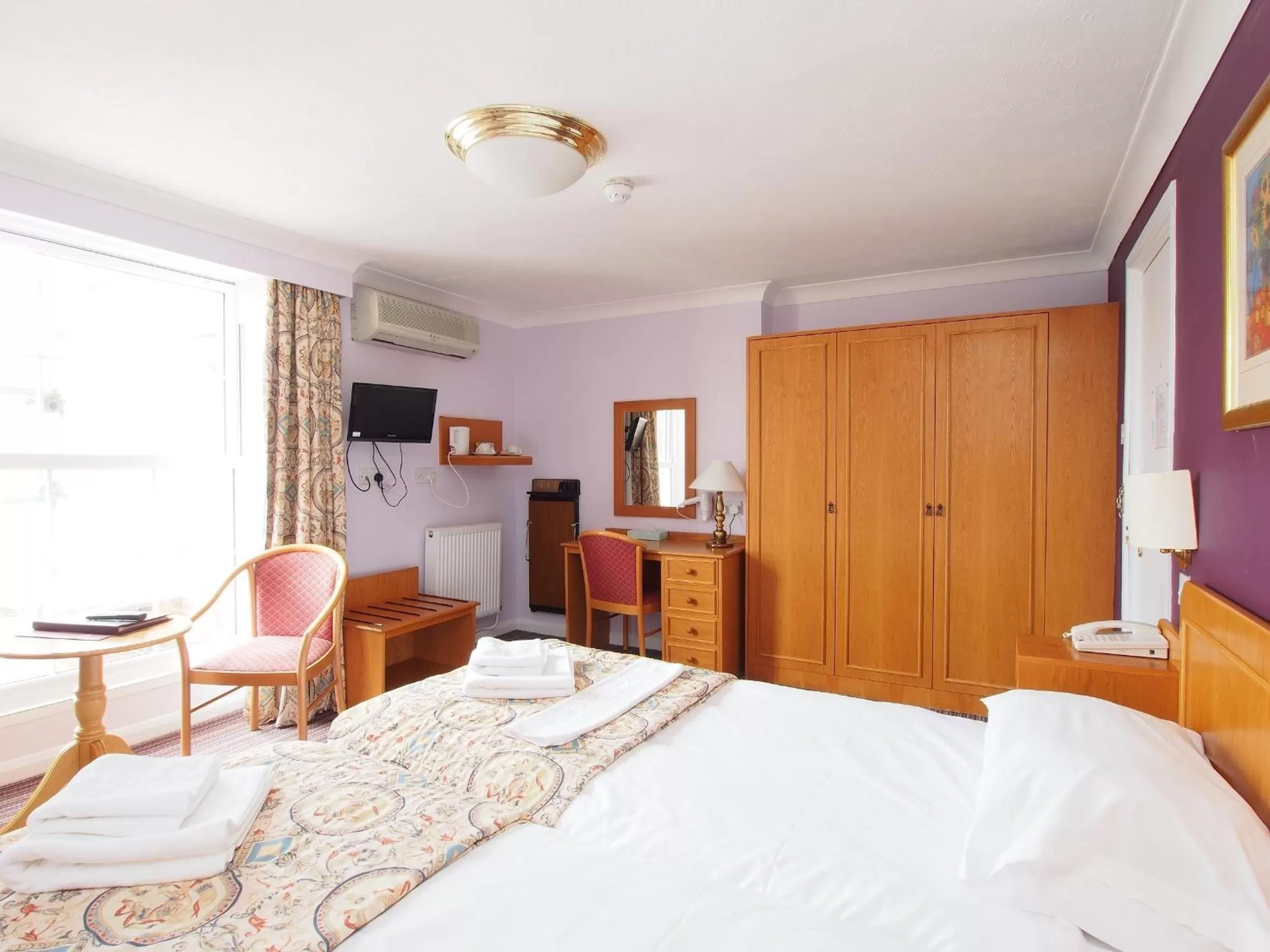 City view, Bed in The Chatsworth Hotel