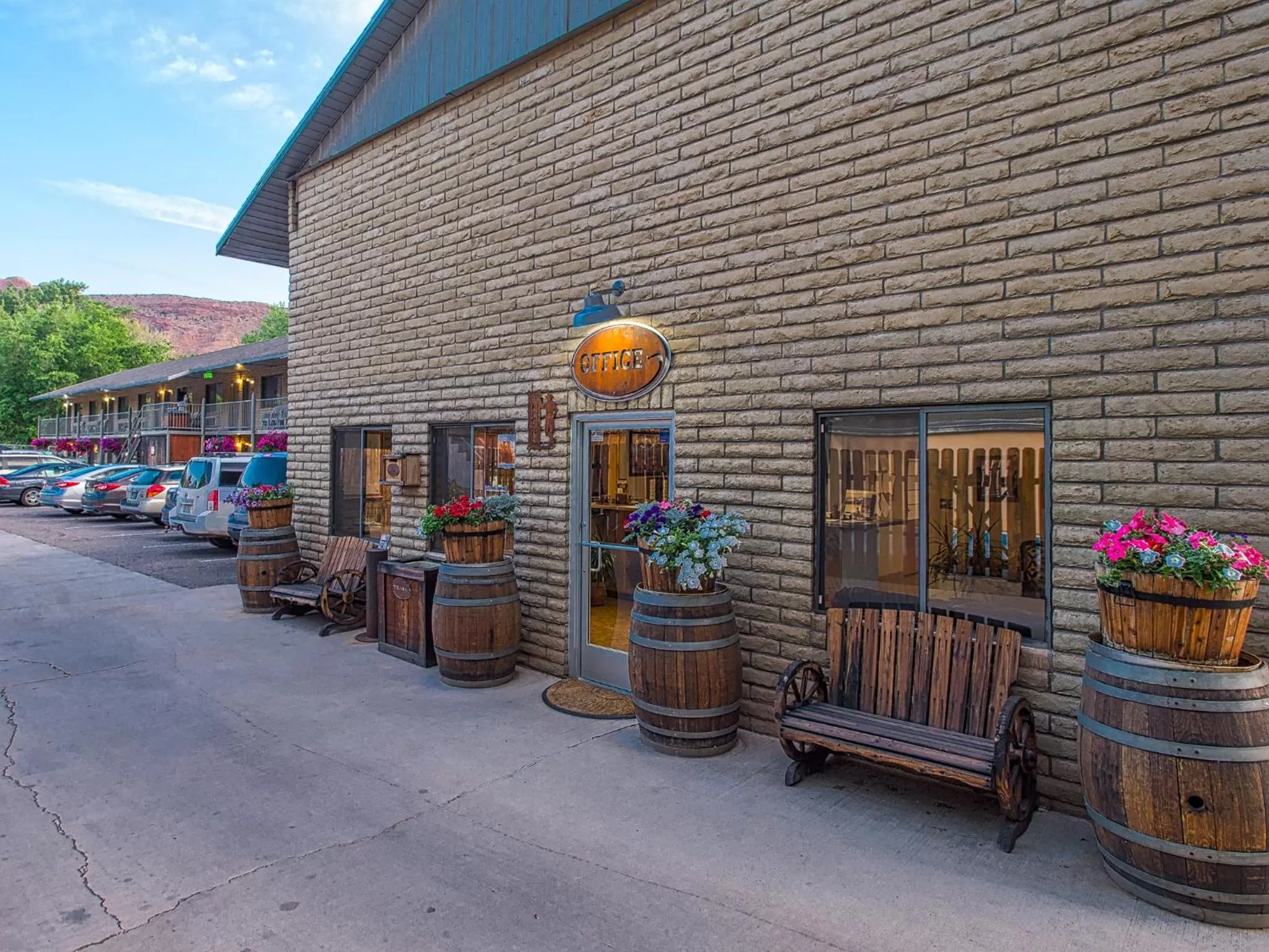 Communal lounge/ TV room in Rustic Inn