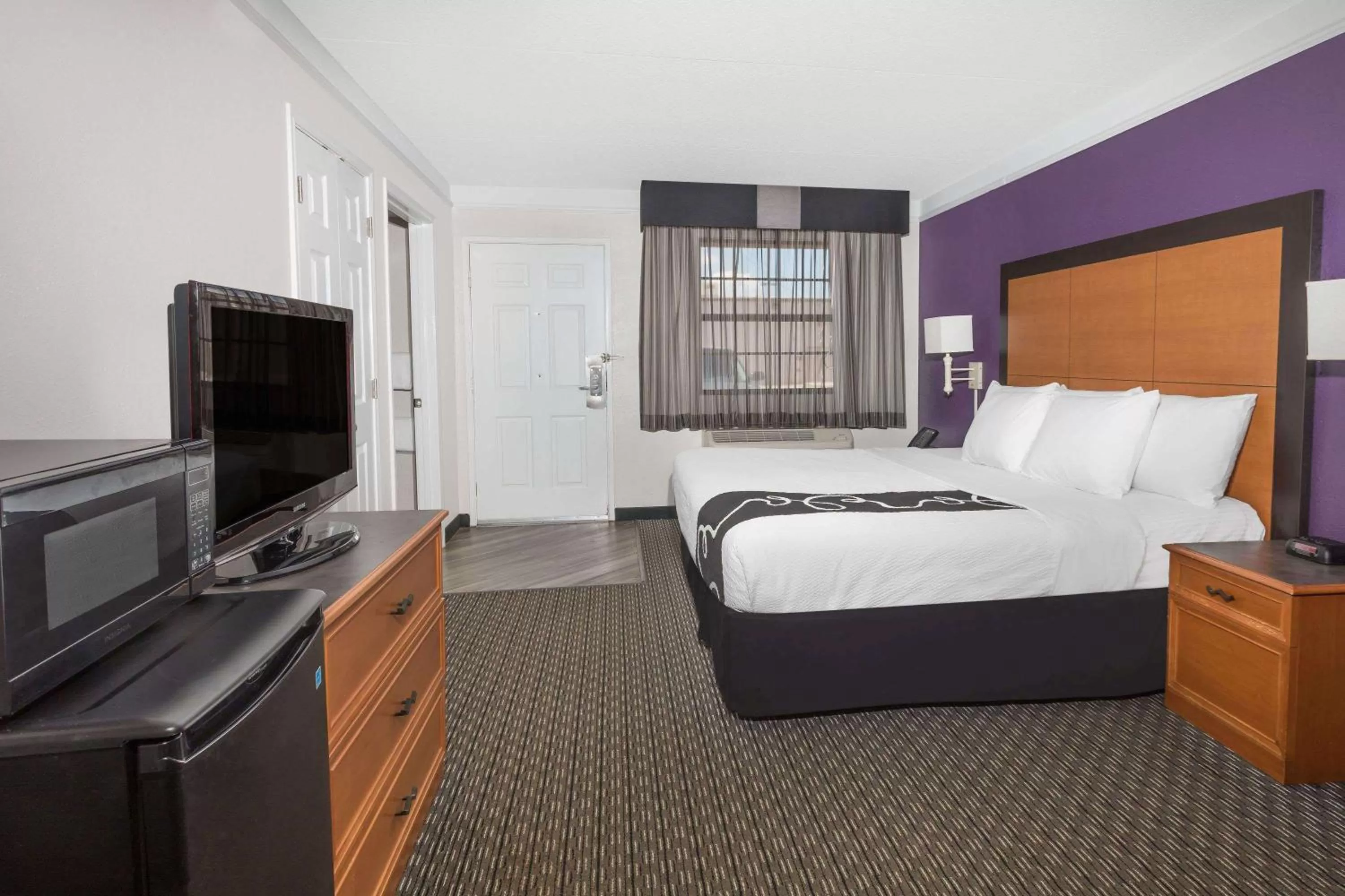 Photo of the whole room, Bed in Baymont by Wyndham Greenville Woodruff Rd