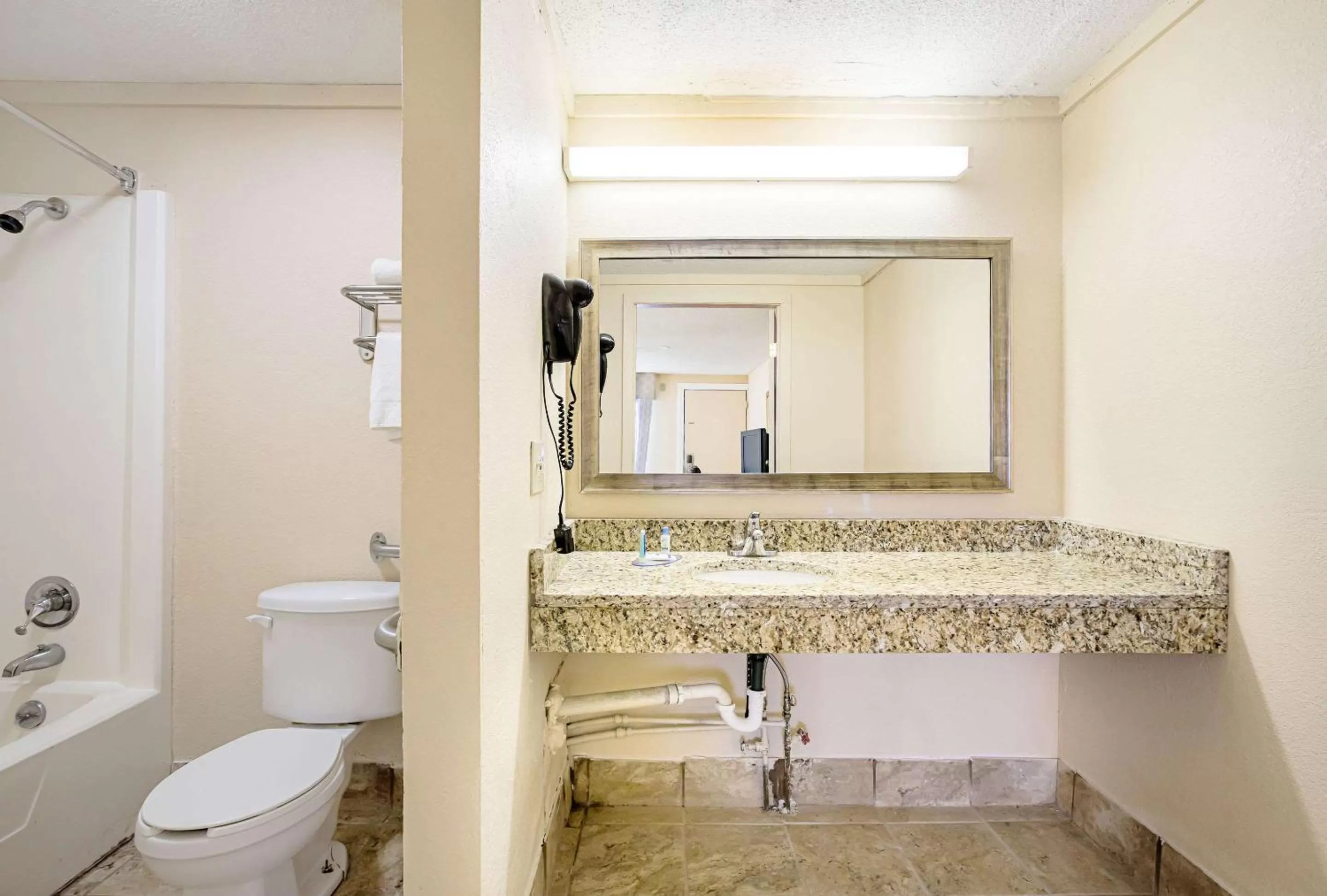 Bathroom in Rodeway Inn Metro Airport