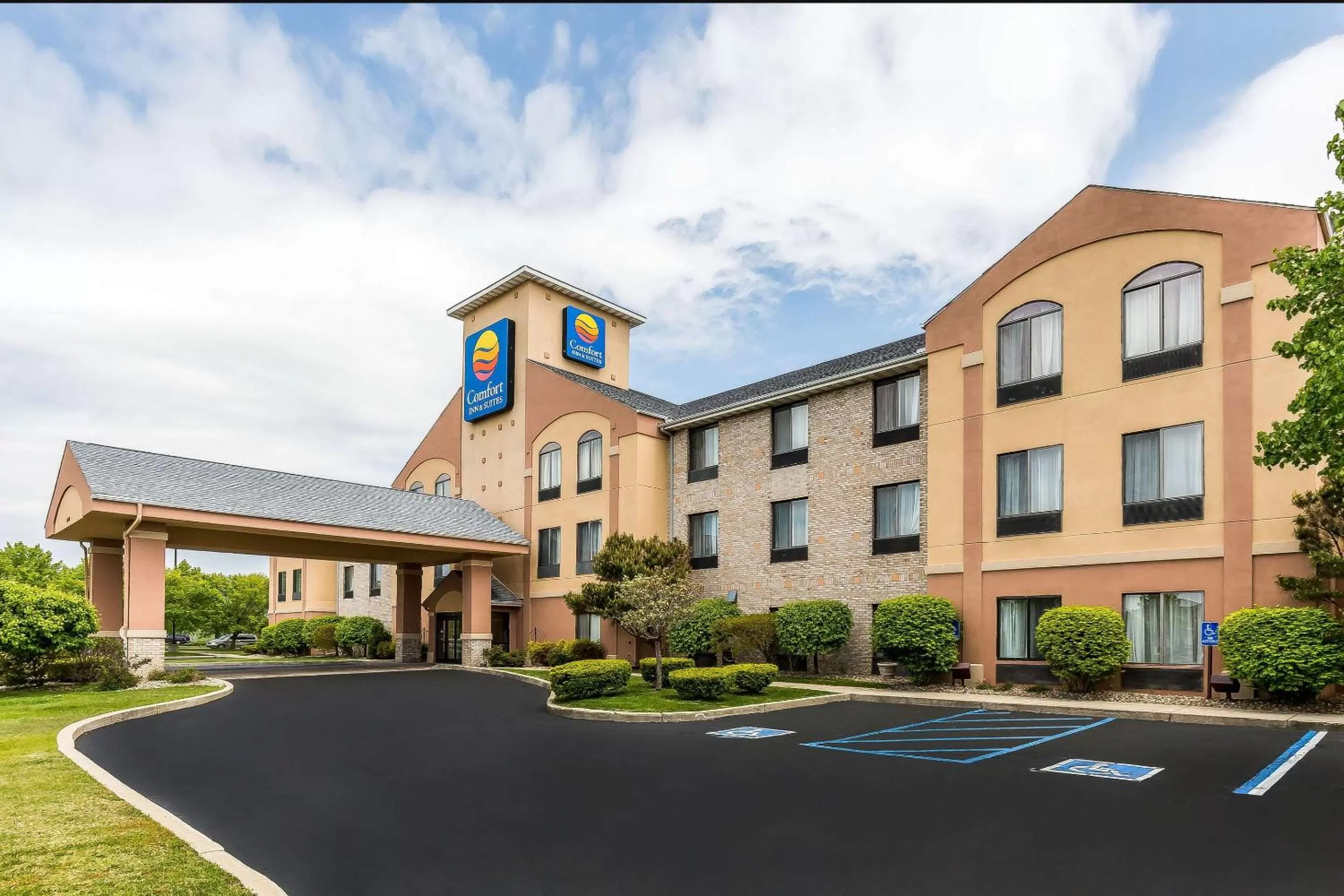 Property building in Comfort Inn & Suites Mishawaka-South Bend